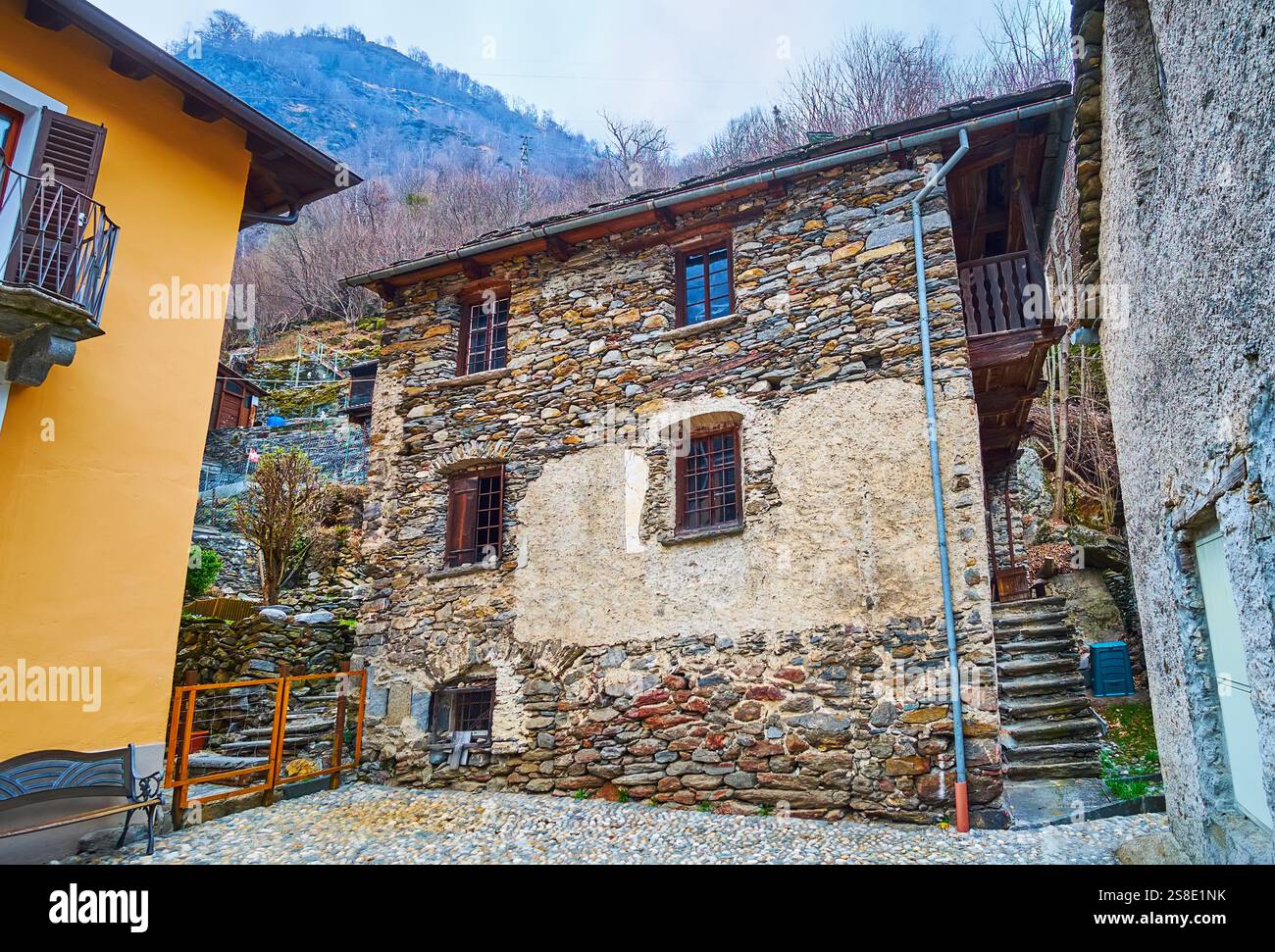 Traditionelles Steinwohnhaus in nucleo von Peccia, Val Lavizzara, Vallemaggia, Schweiz Stockfoto