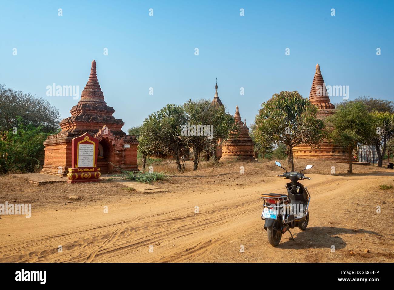 E-Bike (E-Bike), das von Touristen gemietet wird, um die Stätte von Bagan, Burma, Myanmar zu besuchen Stockfoto