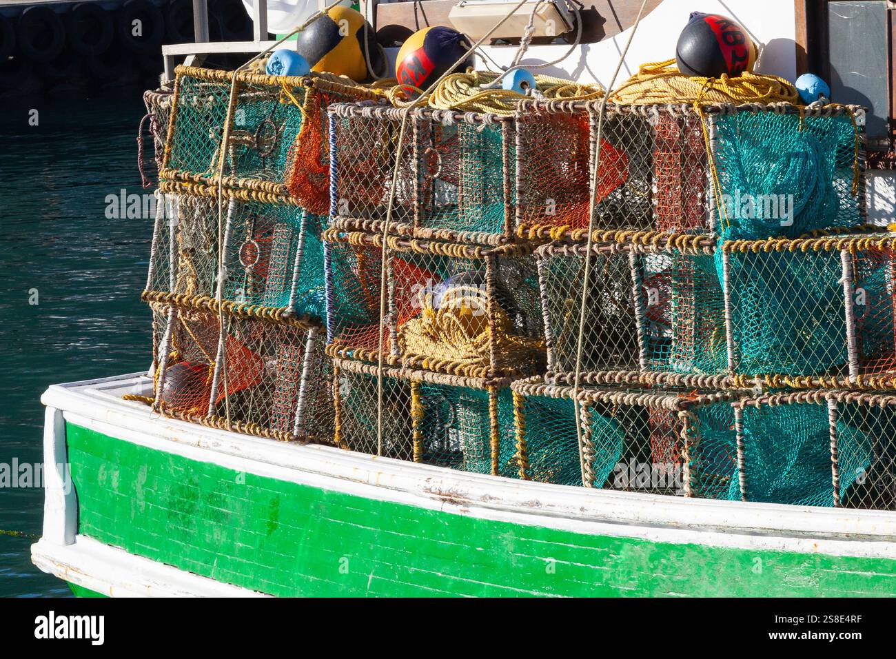 Bunte Flusskrebs- oder Hummerfallen auf dem Deck eines Fischtrawlers Stockfoto