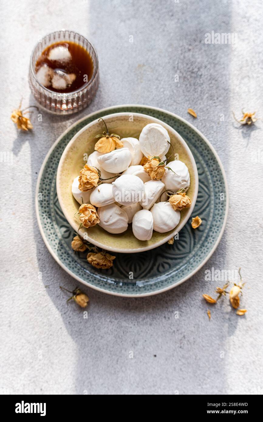 Hausgemachte Mini-Marshmallows gefüllt mit Rosenmarmelade und elegant kombiniert mit einem Glas Eislikör perfekt für süße Leckereien Stockfoto