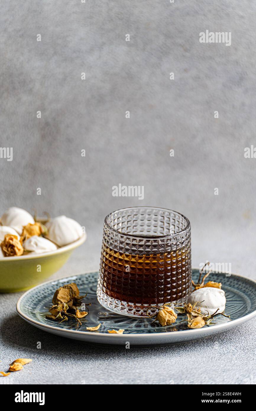 Eine köstliche hausgemachte Vanille Mini zephyr-Marshmallow gefüllt mit Rosenmarmelade, gepaart mit einem erfrischenden Kaffeelikörgetränk, serviert auf Eis für ein Delikatessen Stockfoto