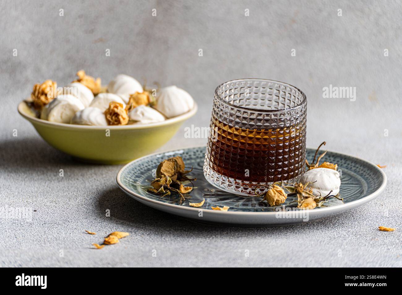 Eine herrliche Kombination aus hausgemachter Vanille Mini zephyr-Marshmallow gefüllt mit Rosenmarmelade und einem Eiskaffee Likörgetränk, perfekt für einen anspruchsvollen DE Stockfoto