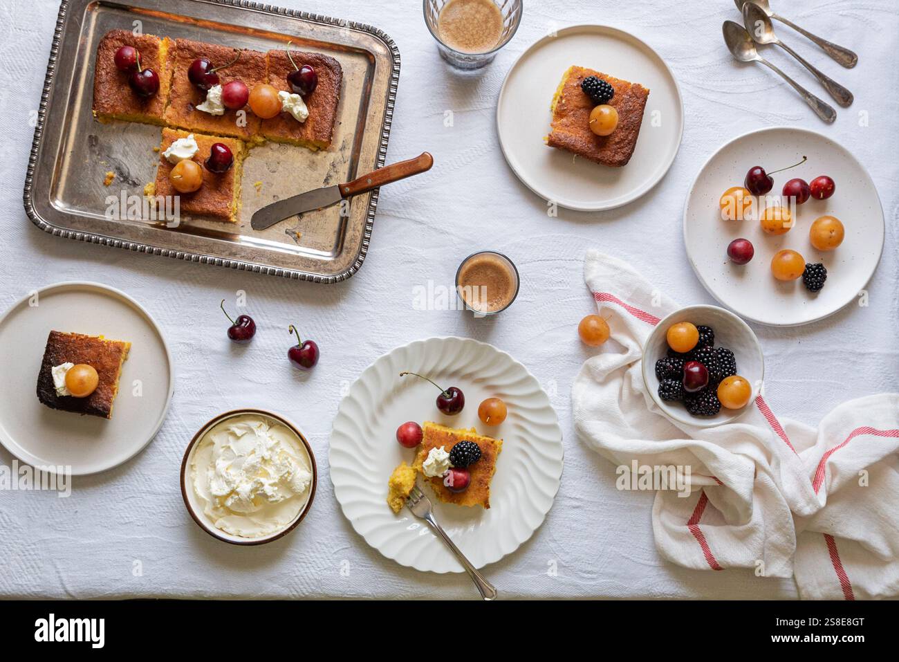 Blick von oben auf einen süßen Desserttisch mit Kuchenscheiben, die mit ...