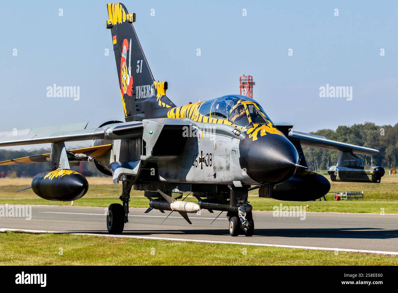 Deutsche Luftwaffe Panavia Tornado IDS Kampfflugzeug-Taxifahrt vor dem Start von kleiner Brogel Air Base. Peer, Belgien - 8. September 2023 Stockfoto
