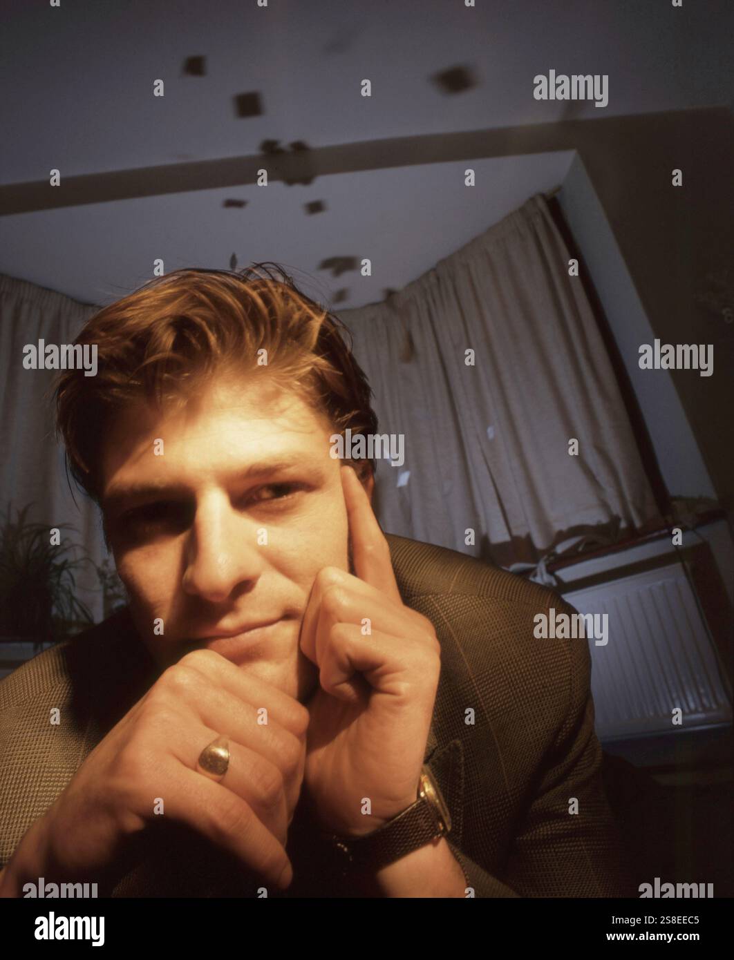 Porträt des Schauspielers Sean Bean, fotografiert um 1987 in seinem Haus in Nord-London Stockfoto