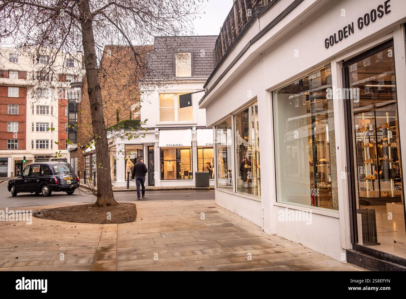 LONDON – 7. JANUAR 2025: Chanel, Golden Goose und andere exklusive Geschäfte in der Walton Street, einer gehobenen Straße in Knightsbridge, Chelsea Stockfoto