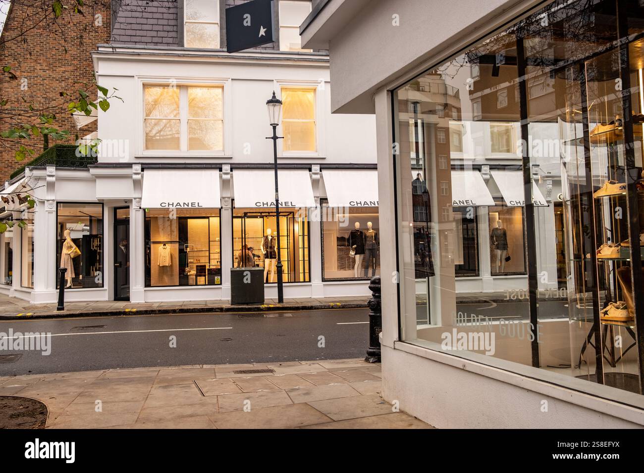 LONDON – 7. JANUAR 2025: Chanel und andere exklusive Geschäfte in der Walton Street, einer gehobenen Straße in Knightsbridge, Chelsea Stockfoto