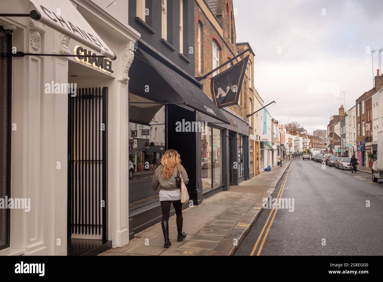 LONDON – 7. JANUAR 2025: Chanel und andere exklusive Geschäfte in der Walton Street, einer gehobenen Straße in Knightsbridge, Chelsea Stockfoto