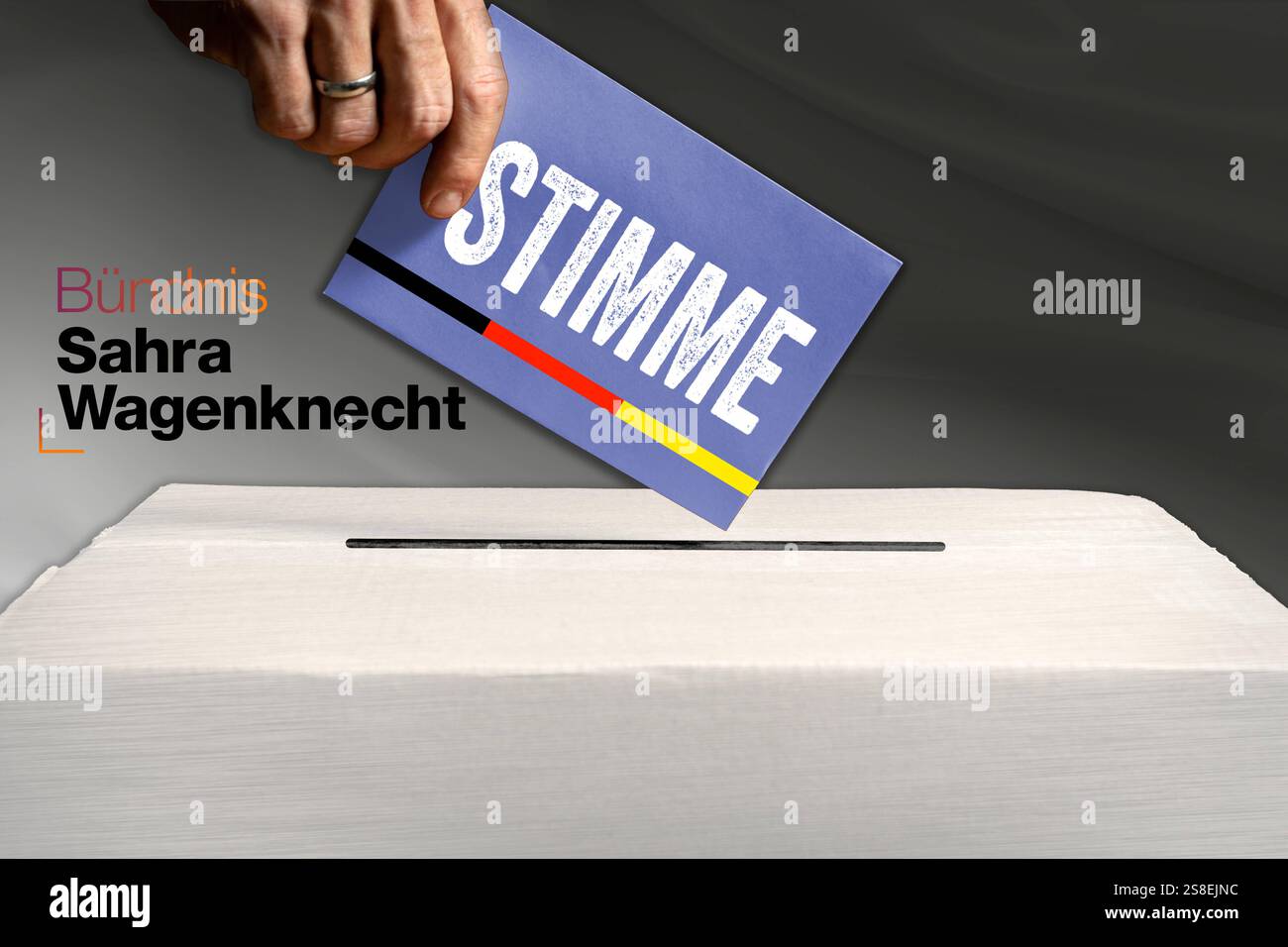 Bayern, Deutschland - 22. Januar 2025: Eine Hand wirft ein blaues Stimmzettel mit der Inschrift STIMME und den Farben der deutschen Flagge in eine Wahlurne. Das Logo der Sahra Wagenknecht Alliance BSW ist links zu sehen. Das Bild symbolisiert den demokratischen Akt der Abstimmung, die Unterstützung der BSW-Partei und die Teilnahme an den Bundestagswahlen 2025. FOTOMONTAGE *** eine Hand wirft einen blauen Stimmzettel mit der Aufschrift STIMME und den Farben der deutschen Flagge in einer Wahlurne. Links ist das Logo des Bündnisses Sahra Wagenknecht BSW zu sehen. Das Bild symbolisiert den demokratischen Akt Stockfoto