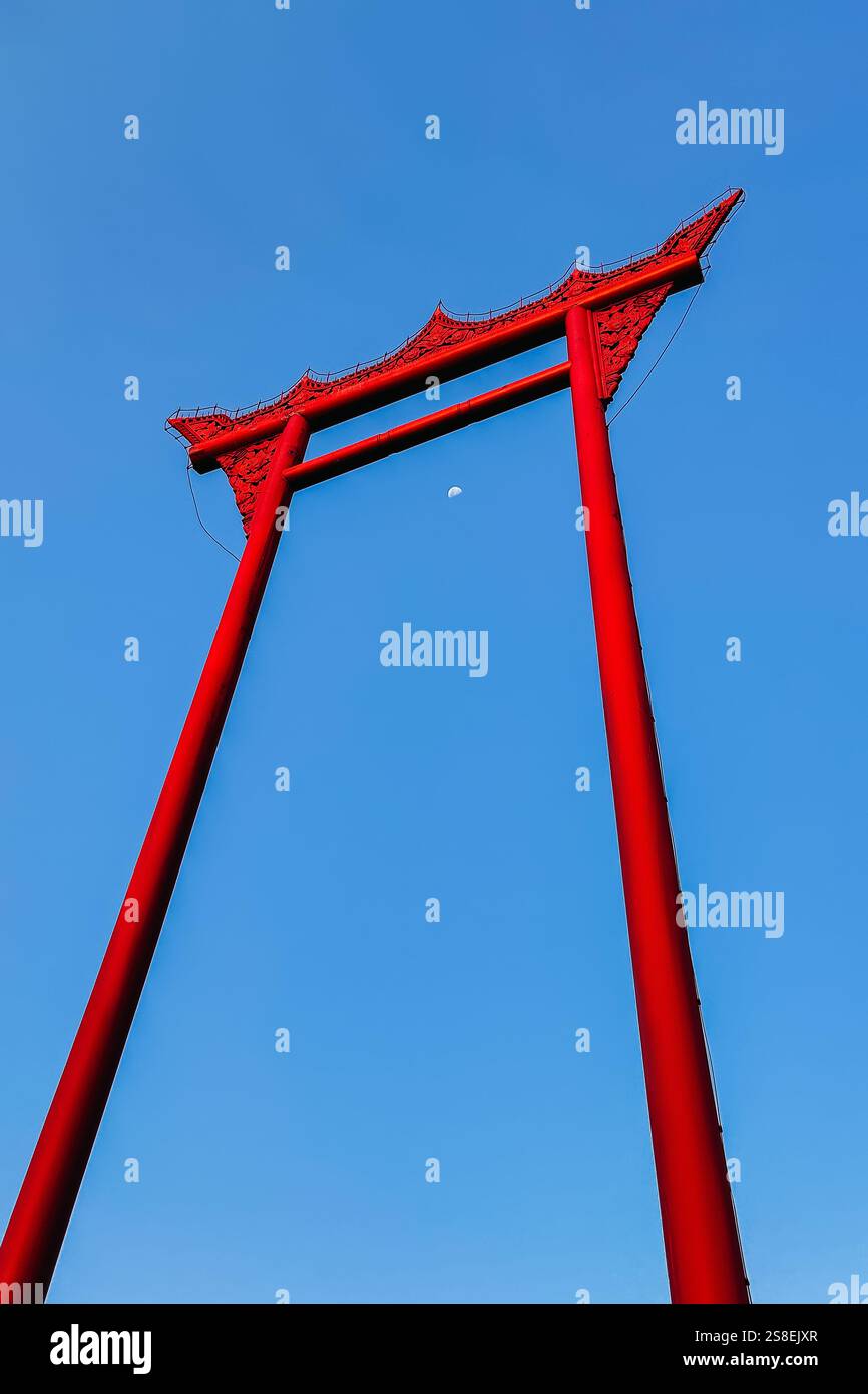 Roter Riese schwingt gegen blauen Himmel in bangkok, thailand Stockfoto