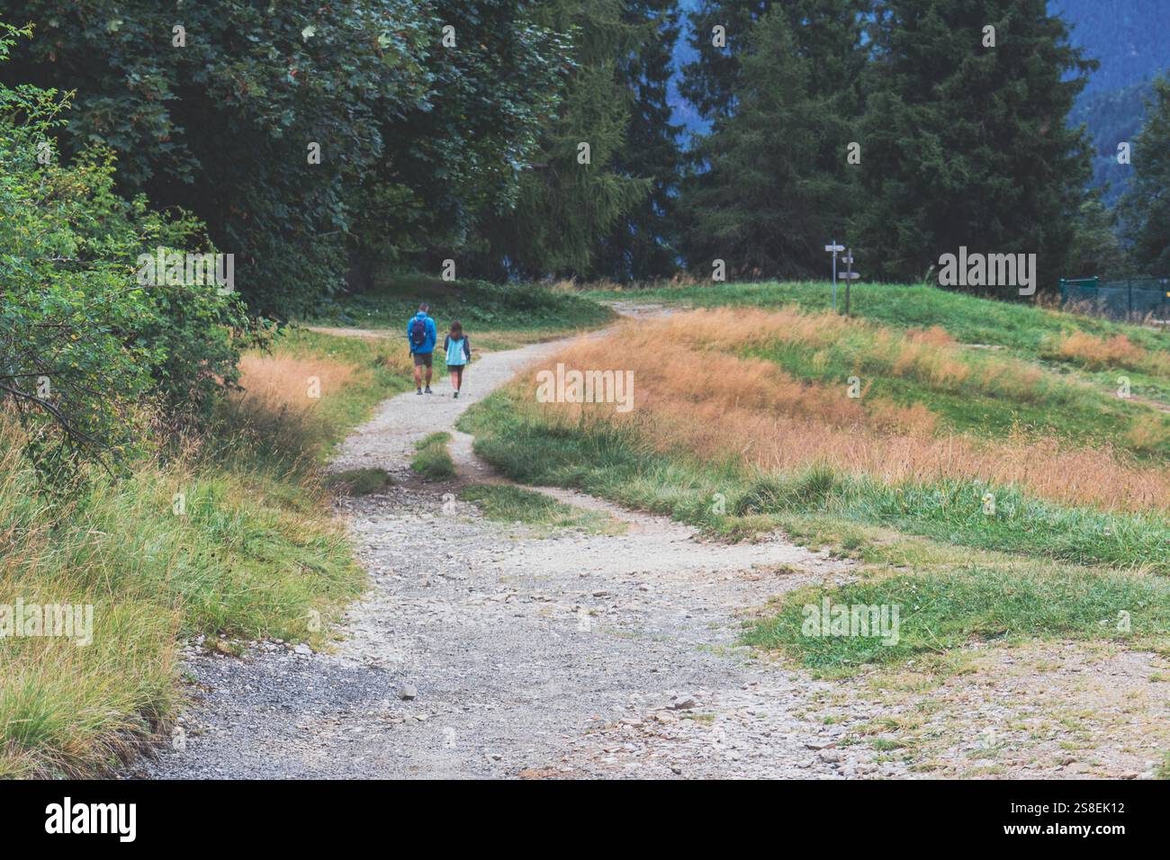 Wanderer auf einem Bergweg Stockfoto