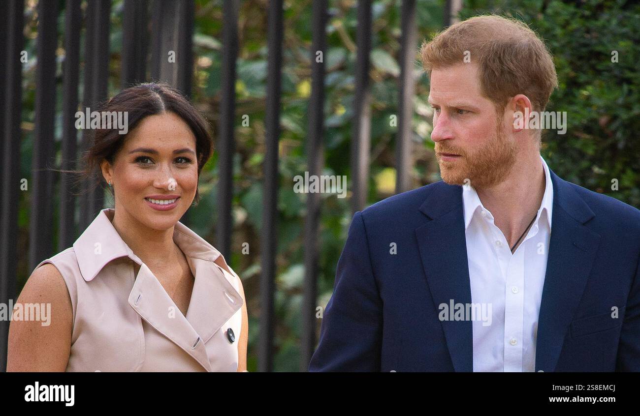 Aktenfoto vom 10/19 des Herzogs und der Herzogin von Sussex, die an einem Kreativindustrien- und Geschäftsempfang in der Residenz des britischen Hochkommissars in Johannesburg, Südafrika, am 10. Tag ihrer Afrika-Tour teilnahmen. Der Herzog von Sussex wurde für seine hart umkämpften Kämpfe gegen Pressemitteilungen, die glaubten, sie seien „unantastbar“, als Raubtier der „großen Bestien des Boulevarddschungels“ bezeichnet. Ausgabedatum: Mittwoch, 22. Januar 2025. Stockfoto