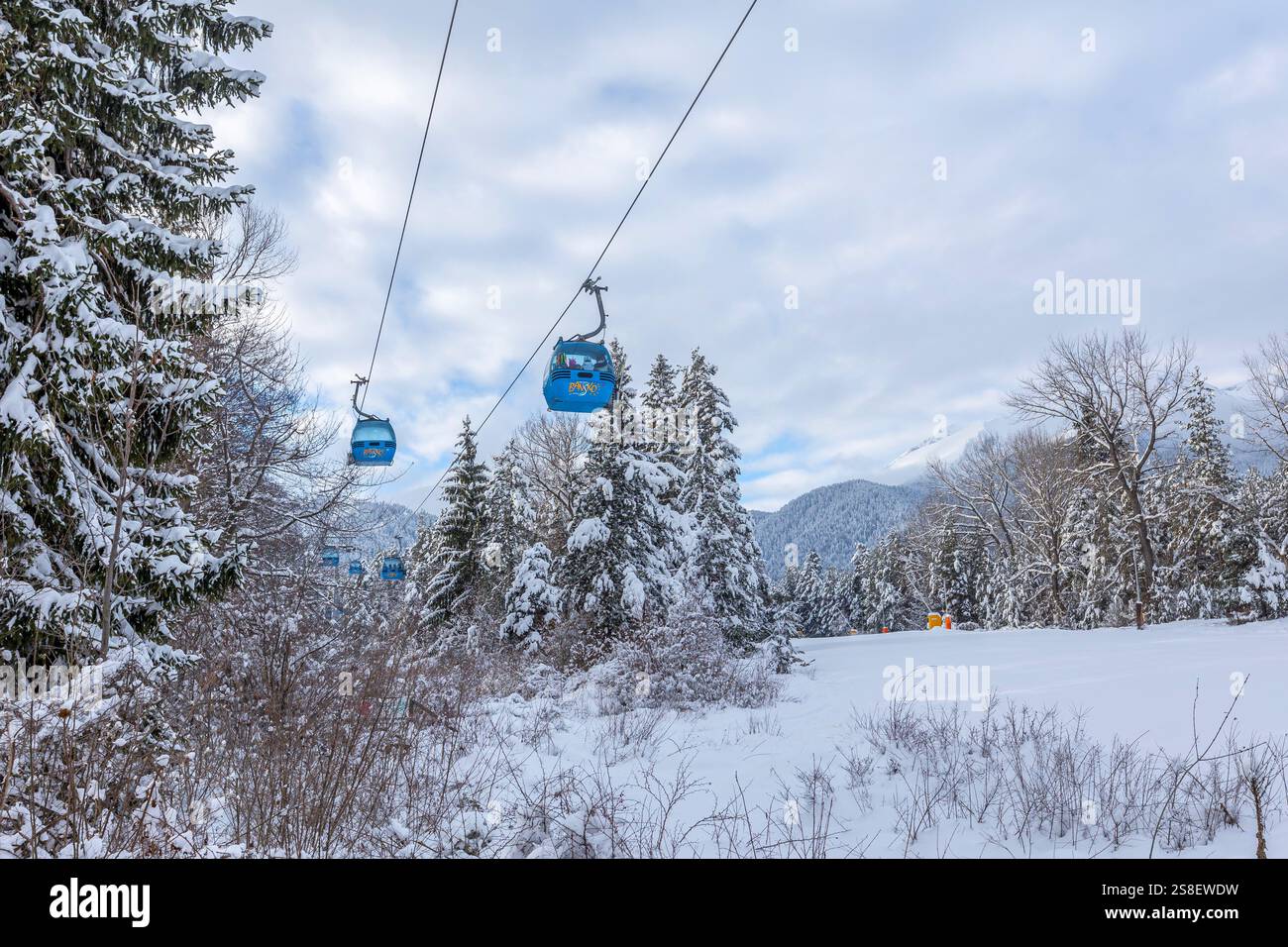 Bansko, Bulgarien - 17. Januar 2025: Winterresort mit Skilift Gondelkabinen und Schneebergen und Skipiste nach Schneefall Stockfoto