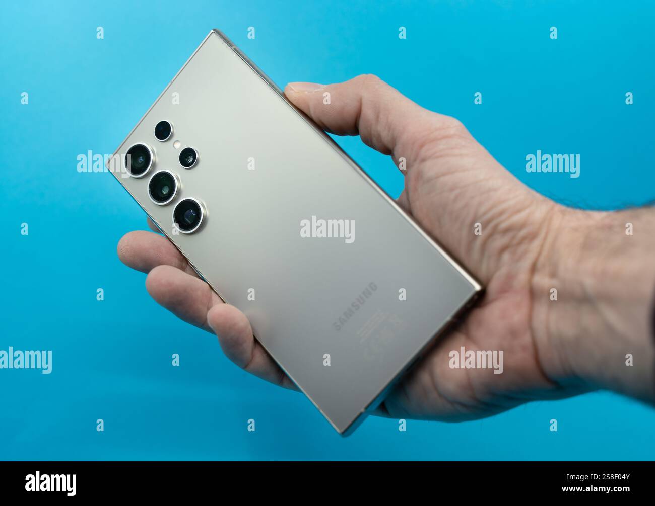 Barcelona, Spanien. 22. Januar 2025: Nahaufnahme einer Hand, die die neue samsung Galaxy s24 Ultra hält und ihr fortschrittliches Kamerasystem hervorhebt Stockfoto