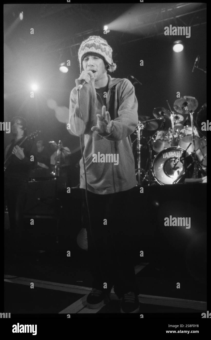 JAMIROQUAI, YOUNG, KONZERT, 1994: Ein junger Jamiroqaui, der am 24. Oktober 1994 in der Great Hall der Cardiff University in Cardiff, Wales spielt. Foto: Rob Watkins. INFO: Jamiroquai, geleitet von Jay Kay, ist eine britische Funk- und Acid-Jazz-Band, die 1992 gegründet wurde. Bekannt für Hits wie „Virtual Insanity“, kombiniert ihr ansteckender Sound gefühlvolle Vocals mit Funk-Grooves und etabliert sie zu einer prominenten und einflussreichen Kraft in der globalen Musikszene. Stockfoto