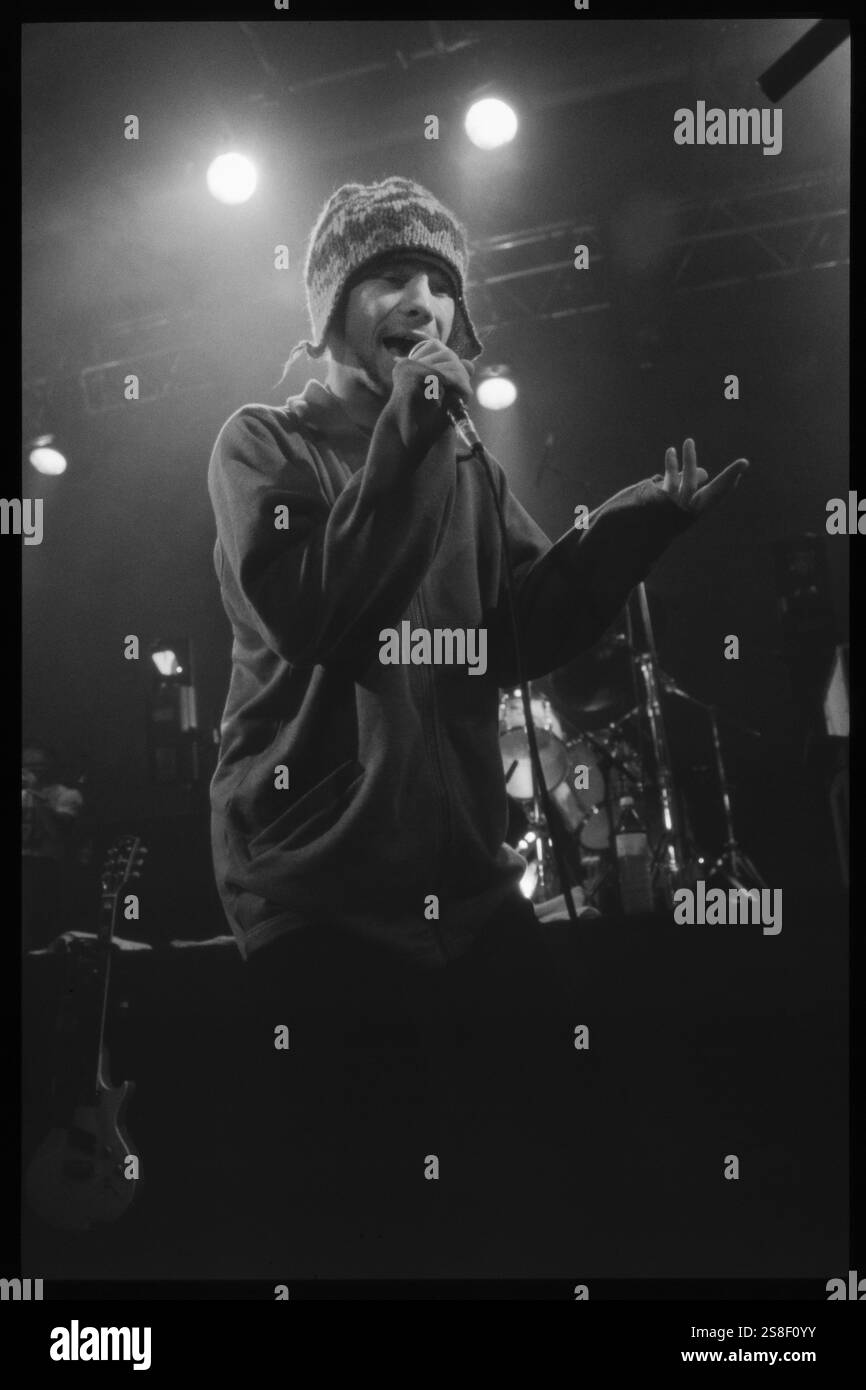 JAMIROQUAI, YOUNG, KONZERT, 1994: Ein junger Jamiroqaui, der am 24. Oktober 1994 in der Great Hall der Cardiff University in Cardiff, Wales spielt. Foto: Rob Watkins. INFO: Jamiroquai, geleitet von Jay Kay, ist eine britische Funk- und Acid-Jazz-Band, die 1992 gegründet wurde. Bekannt für Hits wie „Virtual Insanity“, kombiniert ihr ansteckender Sound gefühlvolle Vocals mit Funk-Grooves und etabliert sie zu einer prominenten und einflussreichen Kraft in der globalen Musikszene. Stockfoto
