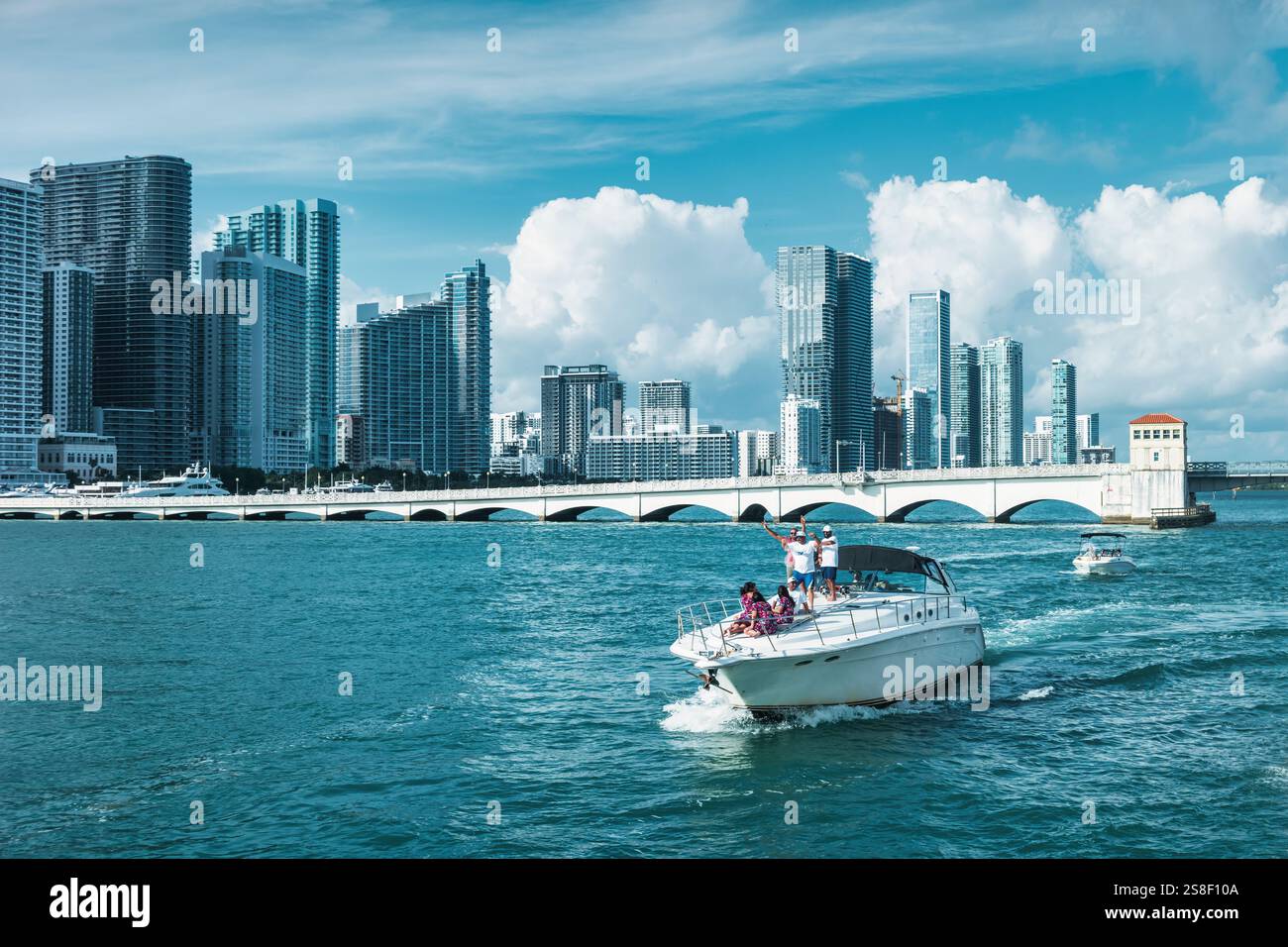 Yachtfahrt im Zentrum von Miami, Florida, USA, mit dem historischen Venetian Causeway im Hintergrund. Stockfoto