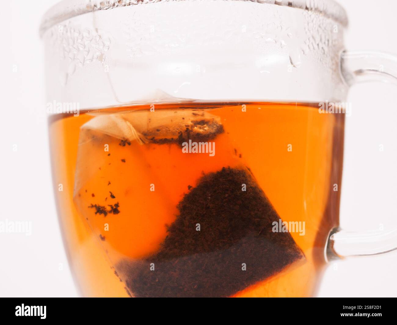 Transparente Teetasse mit Teebeutel Stockfoto