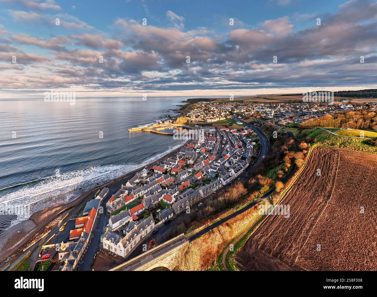 Cullen Moray Schottland die Bucht Seatown und rote Dächer Ackerland und Castle Hill Stockfoto