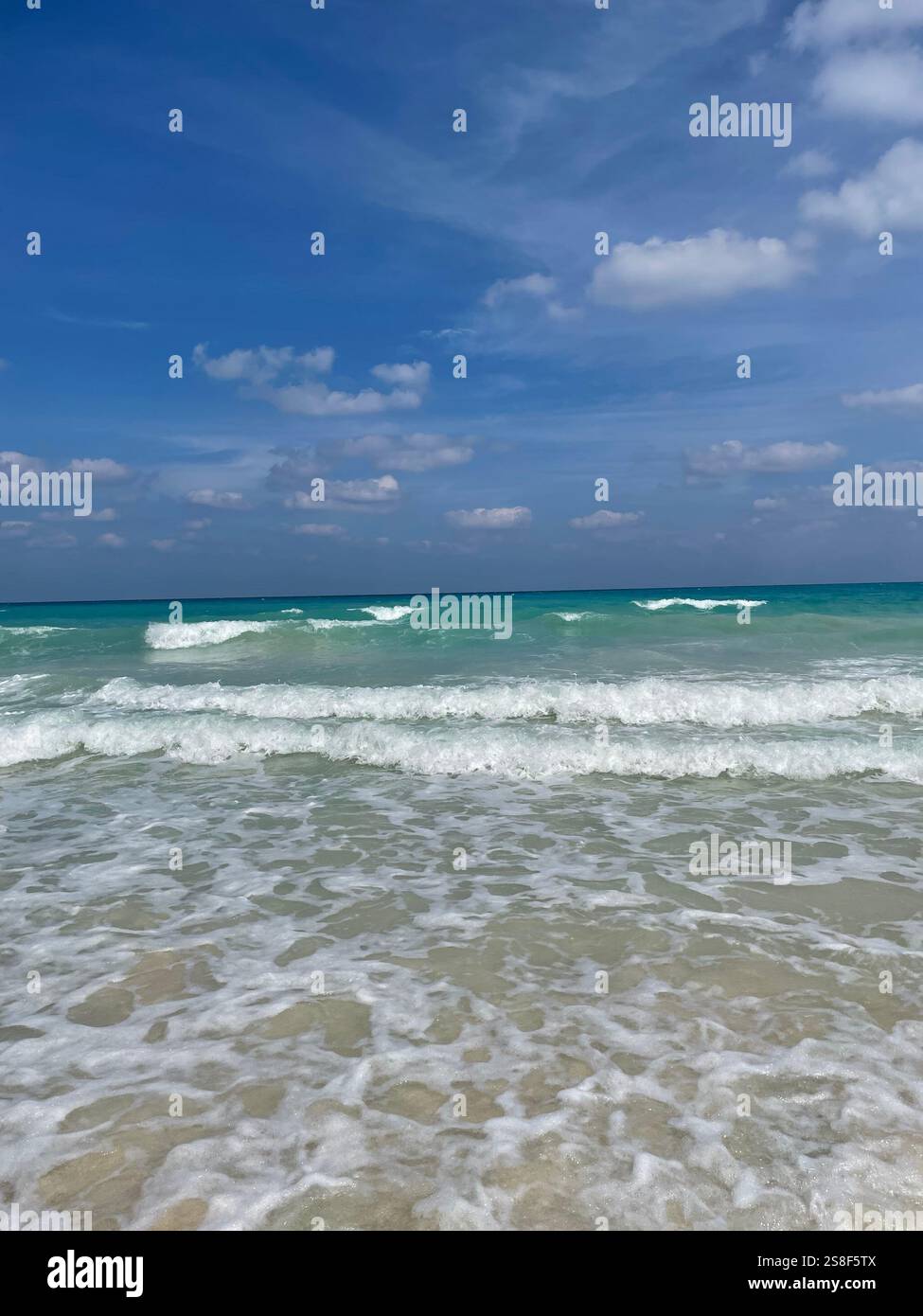 Ocean Blues trifft auf Himmelblau und Erdtöne Stockfoto