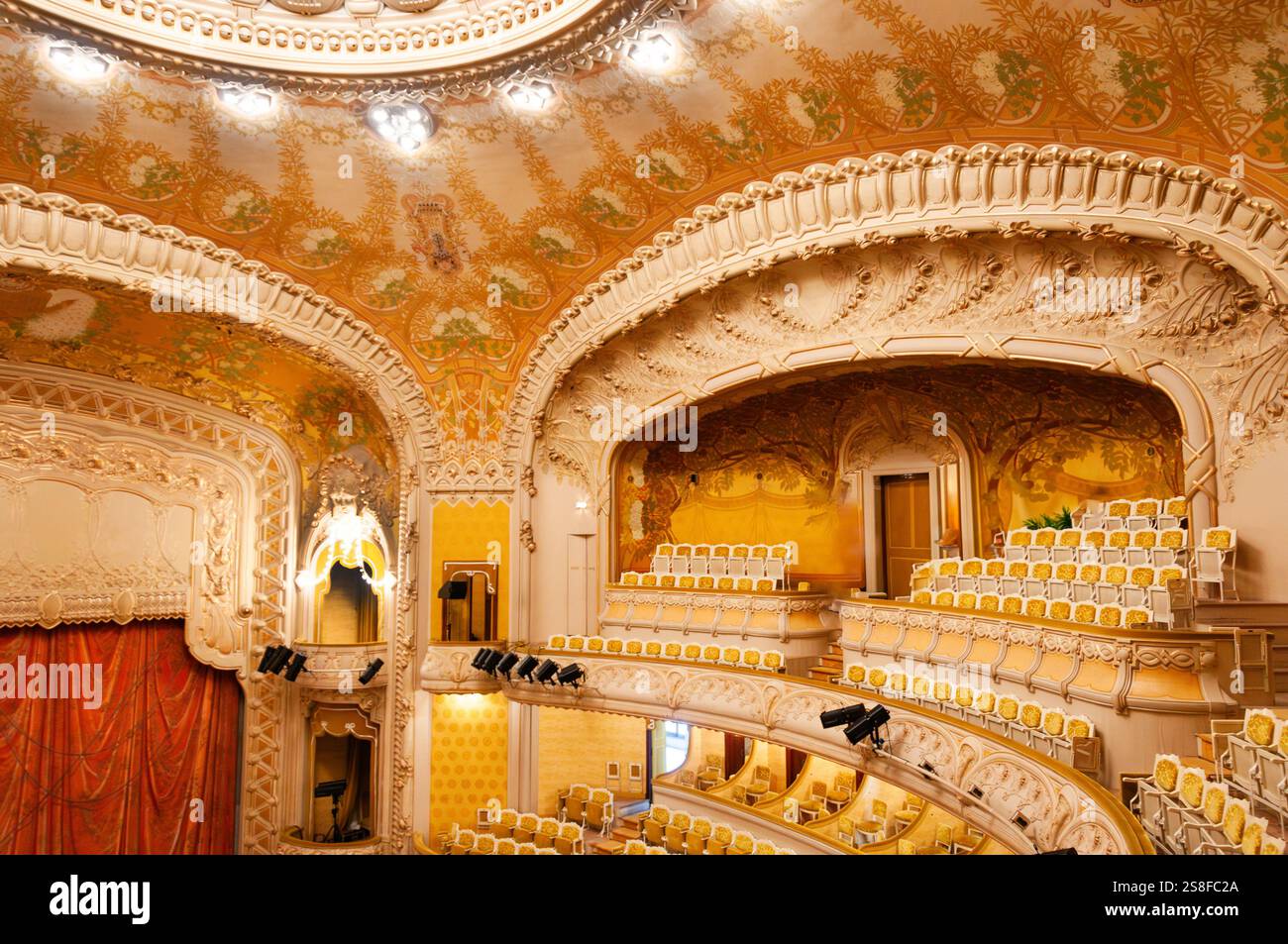 Erkunden Sie das atemberaubende Innere von Vichys historischem Opernhaus mit Jugendstilarchitektur und komplexen Details Stockfoto