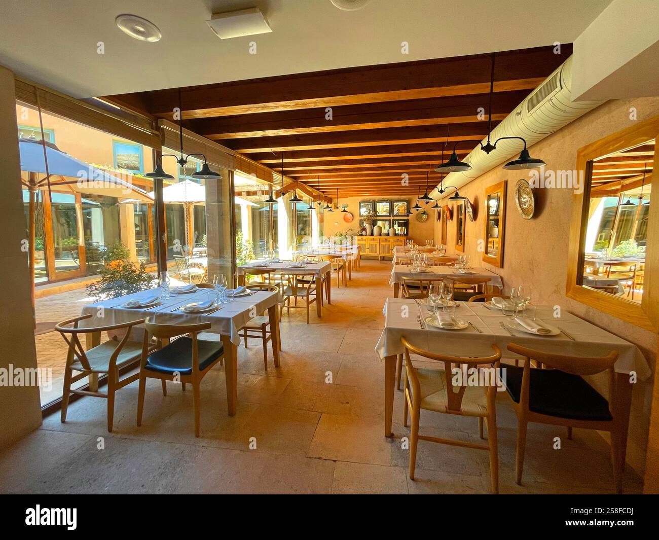 Restaurant, Blick auf das Innere. Ayllon, Castilla Leon, Spanien. - Smartphone-aufgenommenes Stockfoto