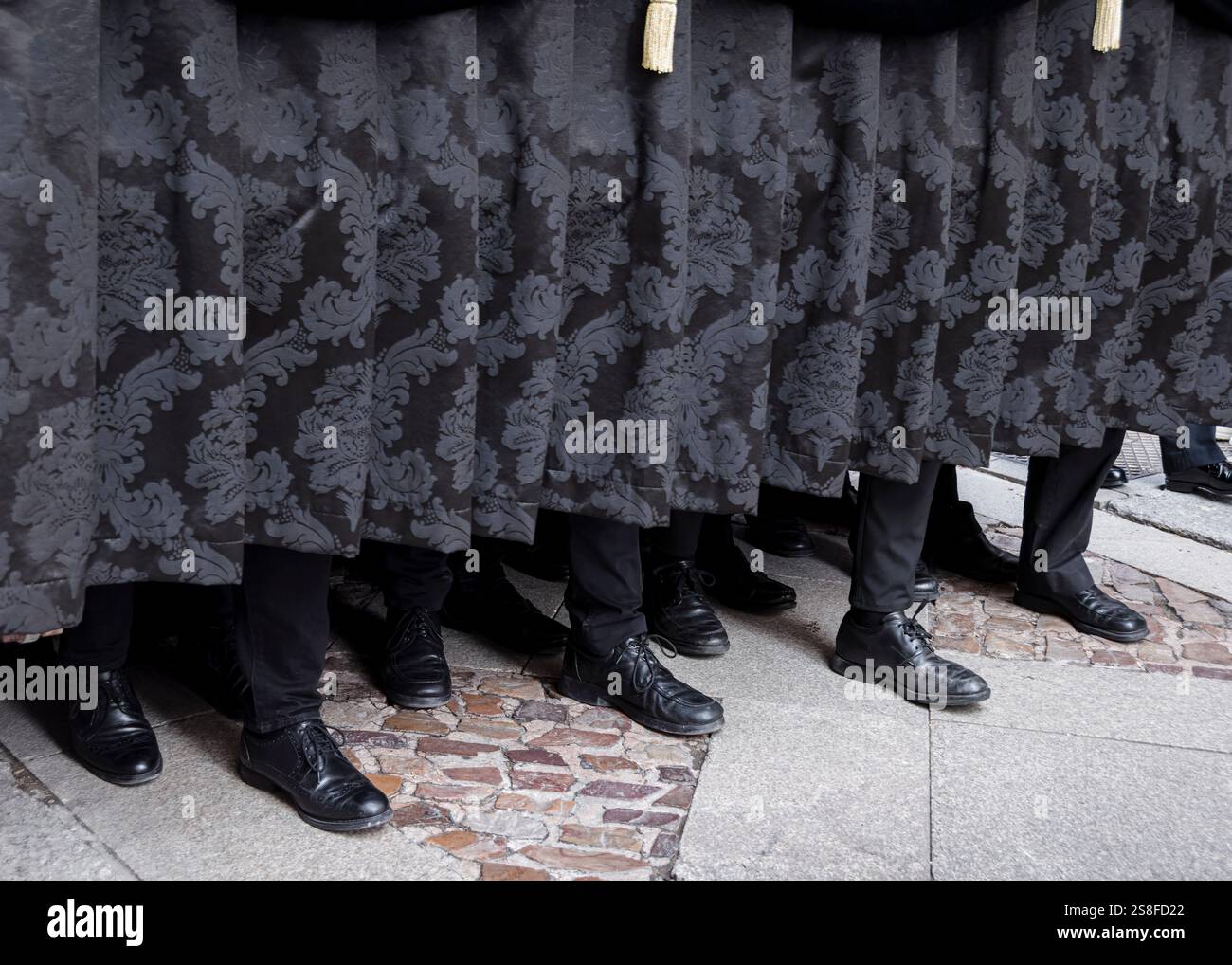 Zamora, Spanien, 29. März 2024: Der Stille März: Schwarze Schuhe und Tradition in der Karwoche Stockfoto