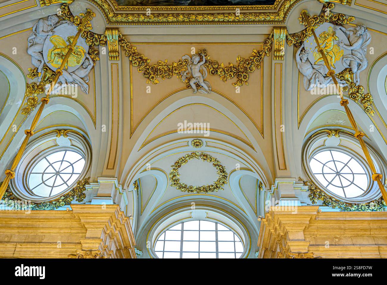 Dekoration von Wänden und Fenstern in der Lobby des Königlichen Palastes, Madrid, Spanien Stockfoto