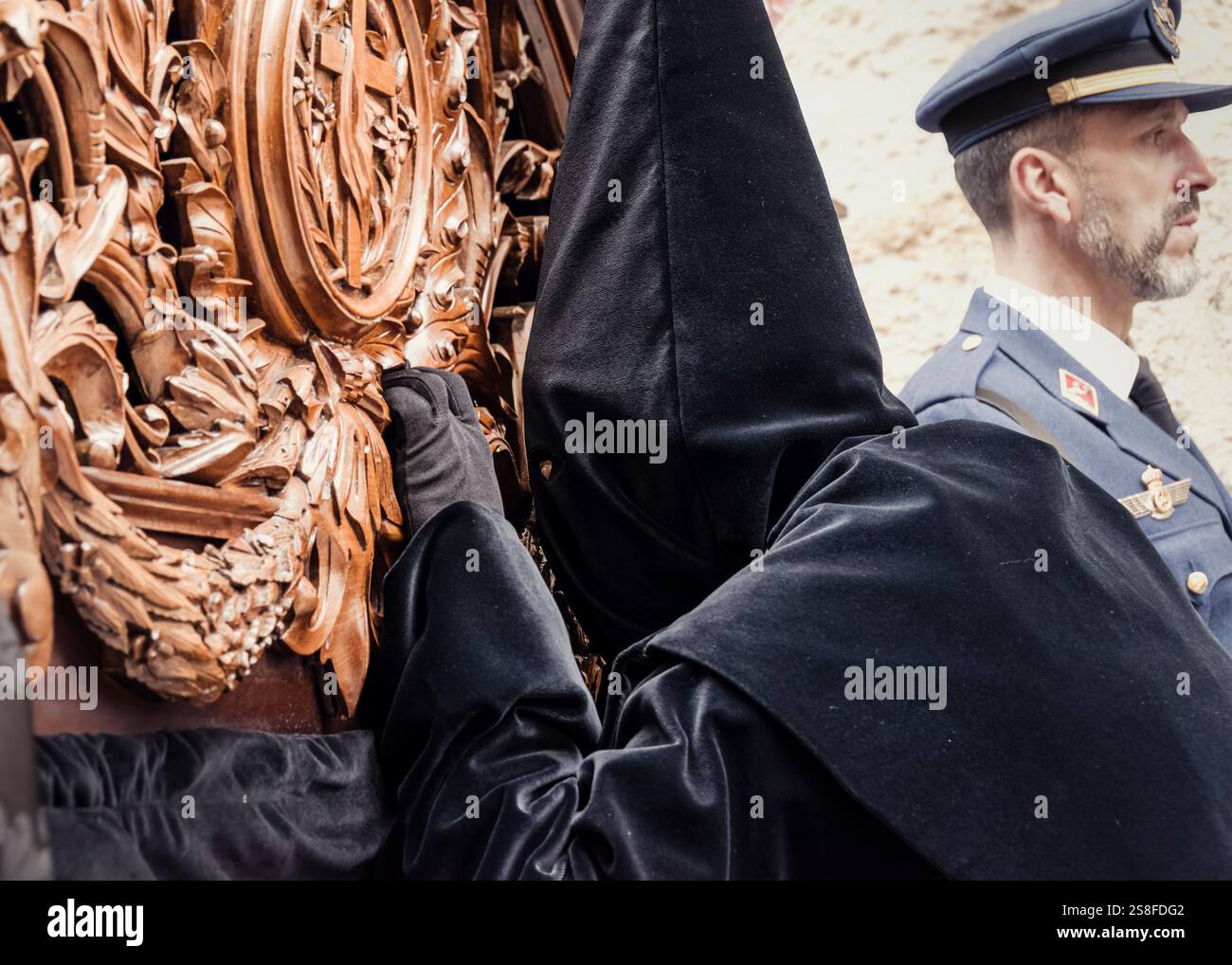 Ein Moment der Reflexion: Buße und Schnitzereien in Zamora Stockfoto