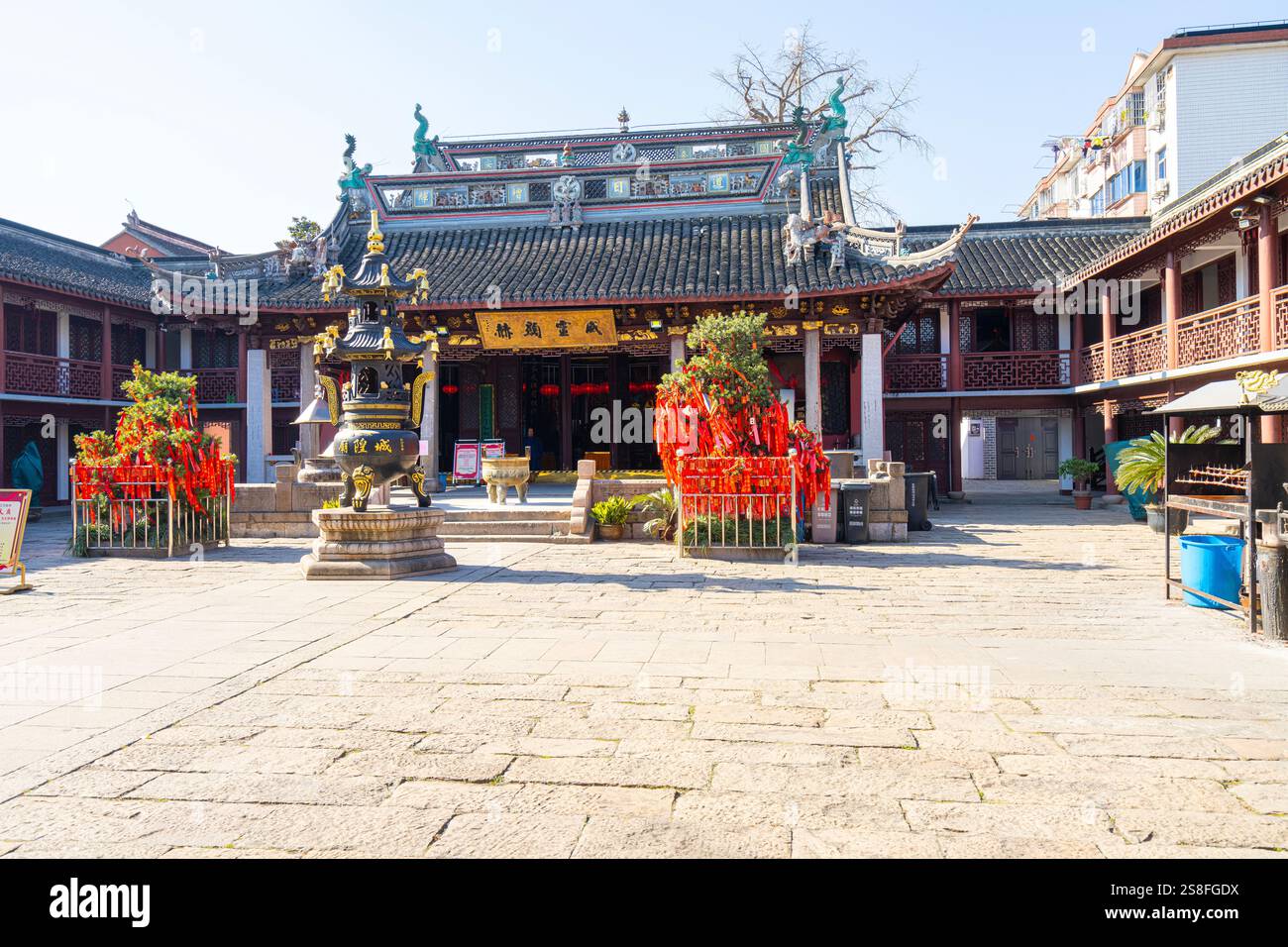 Shanghai, China. Januar 2025. Innenansicht des taoistischen Tempels des Stadtgottes im Zentrum des Dorfes Stockfoto