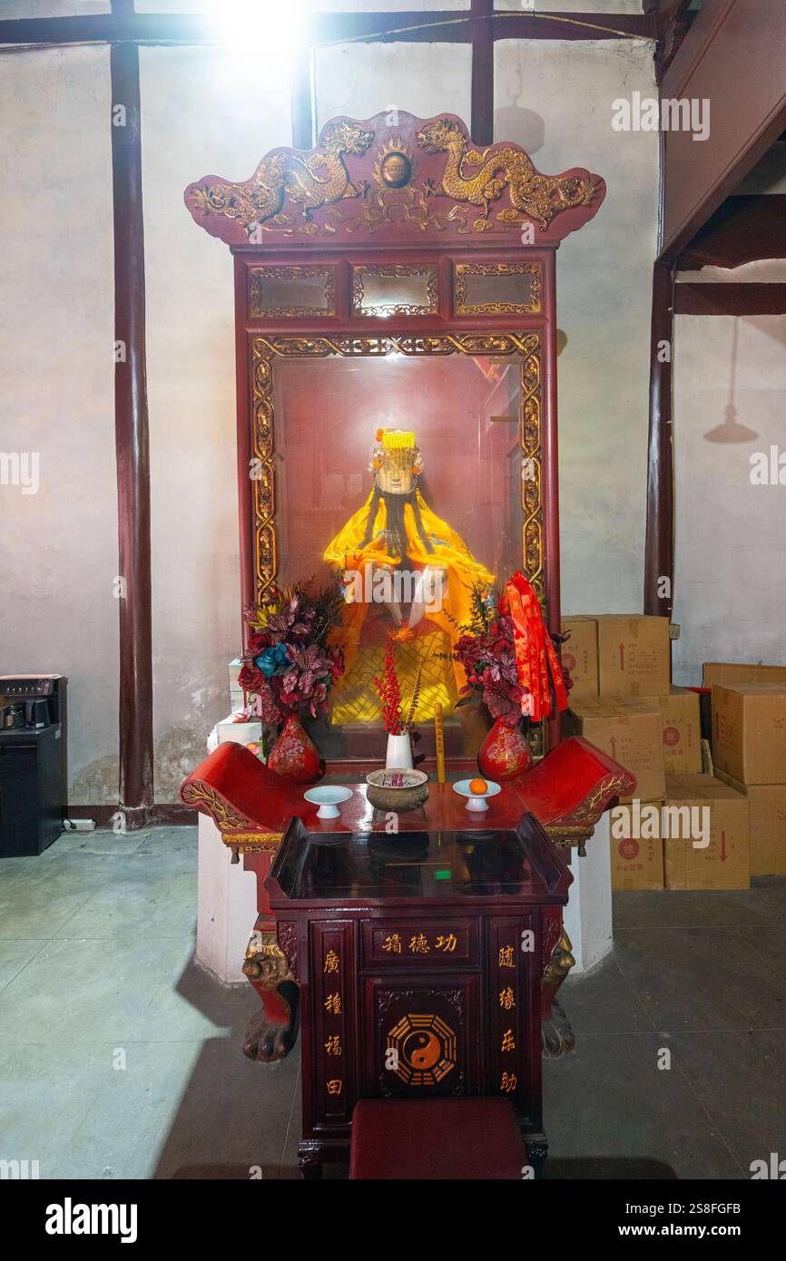 Shanghai, China. Januar 2025. Innenansicht des taoistischen Tempels des Stadtgottes im Zentrum des Dorfes Stockfoto