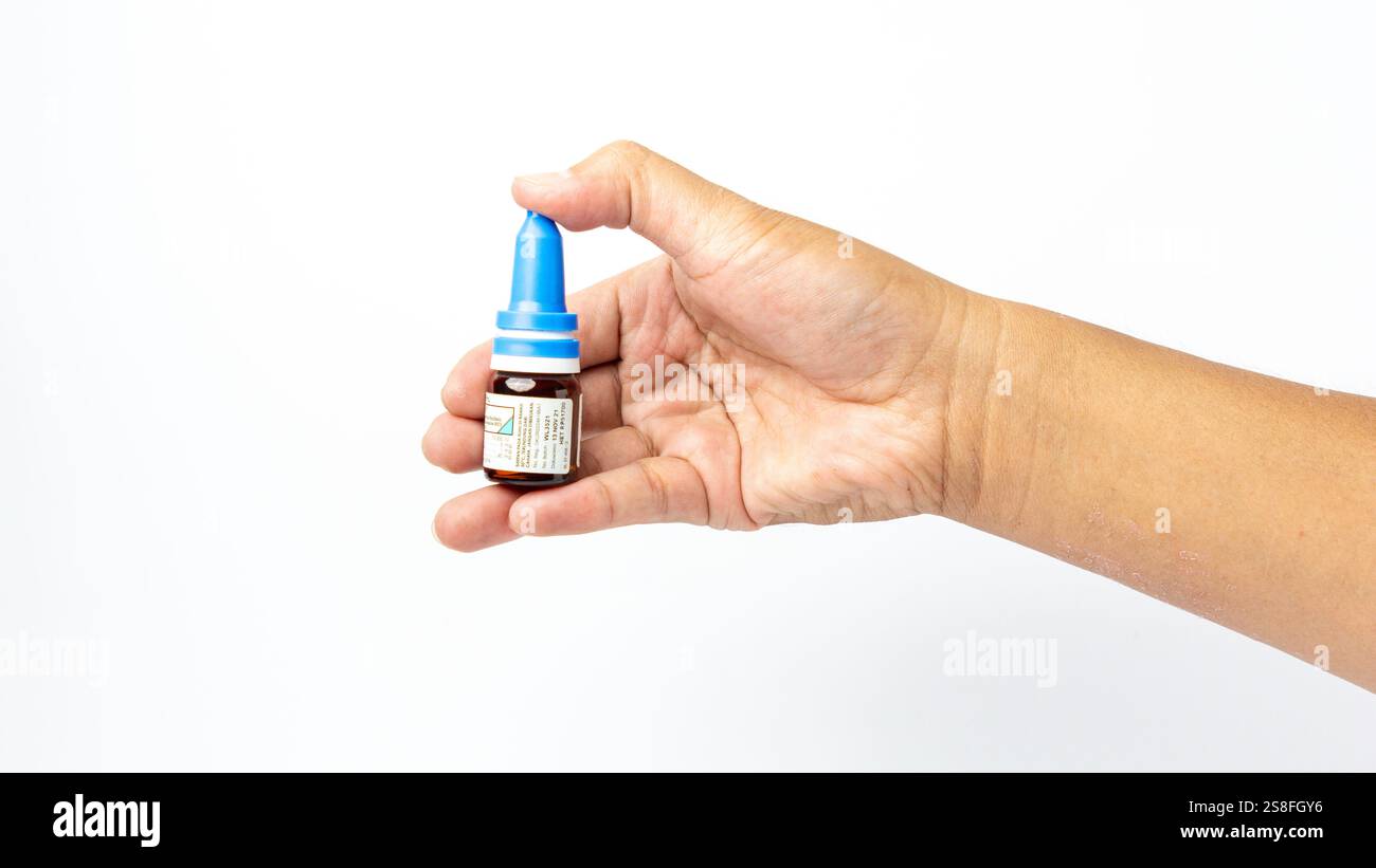 Ohrentropfen zur Behandlung bakterieller Infektionen im äußeren Gehörgang oder Otitis externa. Stockfoto