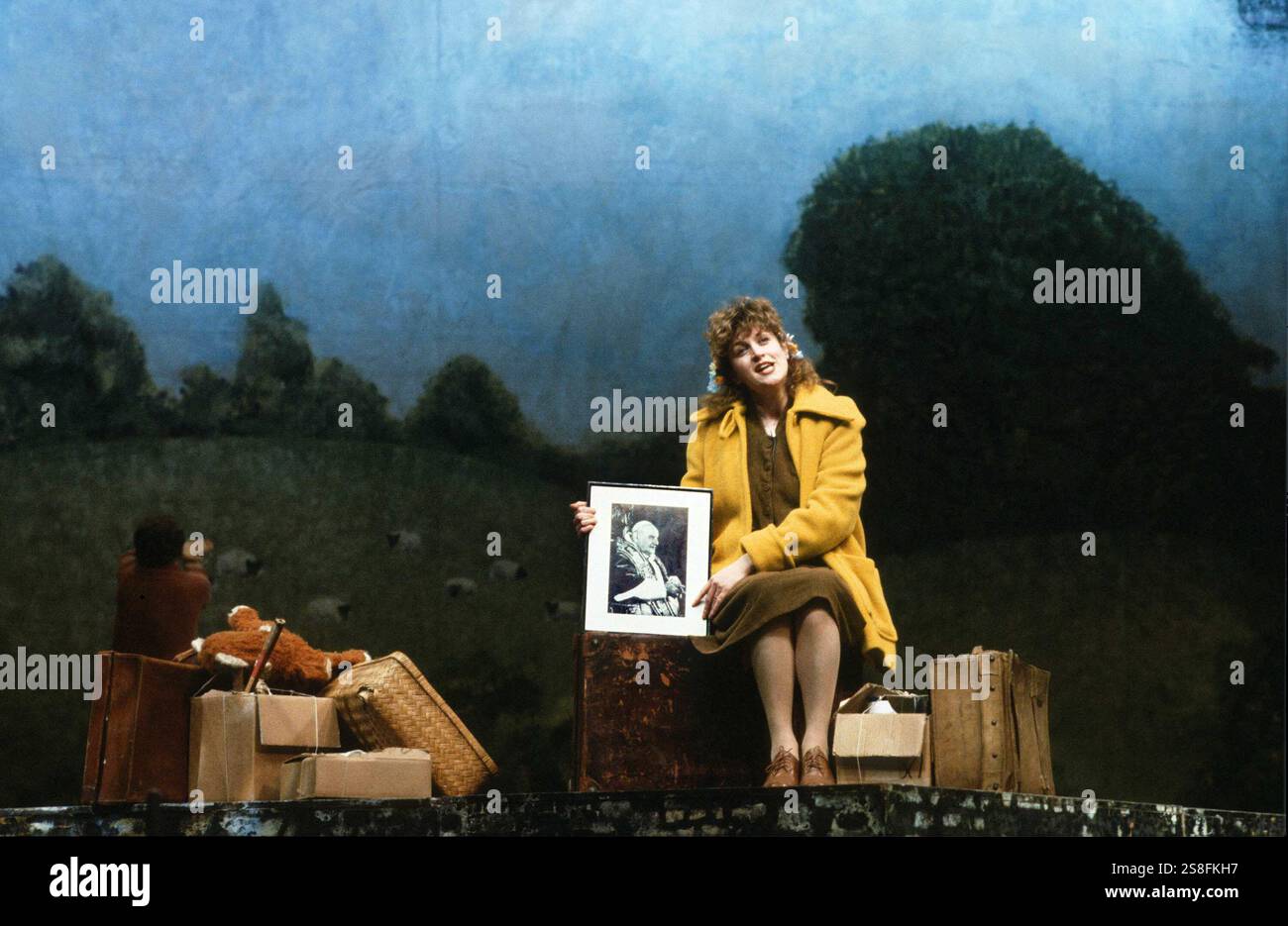 BLOOD BROTHERS Buch, Musik und Texte von Willy Russell Design: Andy Greenfield Beleuchtung: Jimmy Simmons Regie: Chris Bond & Danny Hiller Barbara Dickson (Mrs Johnstone / Mother) A Liverpool Playhouse Production / Lyric Theatre, London W1 11/04/1983 (c) Donald Cooper/Photostage photos@photostage.co.uk ref/CT-03 , Stockfoto