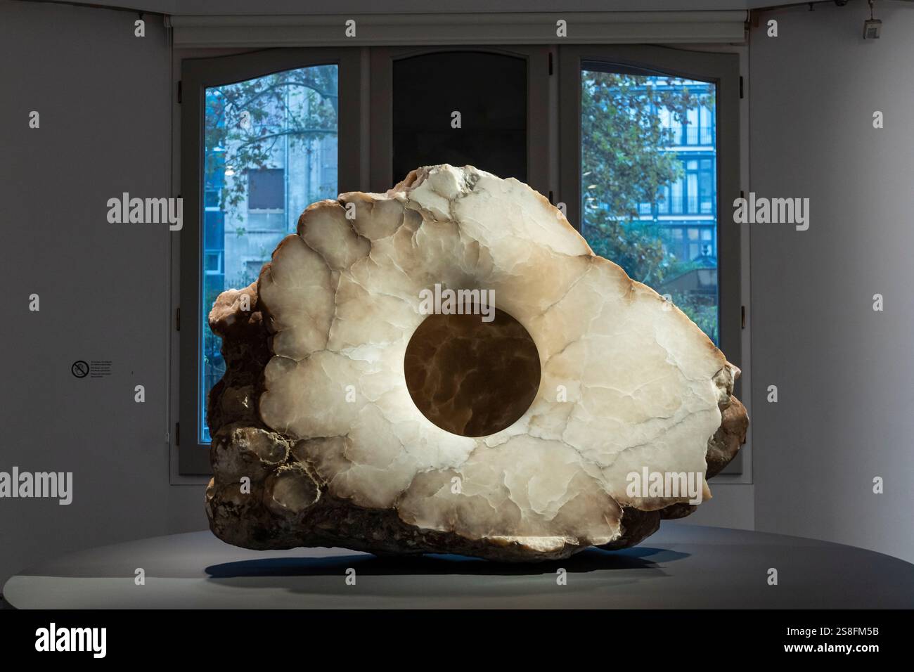 Anish Kapoor, ohne Titel (III), 1997, Alabaster, Casa Milà-La Pedrera, Barcelona, Katalonien, Spanien. Stockfoto