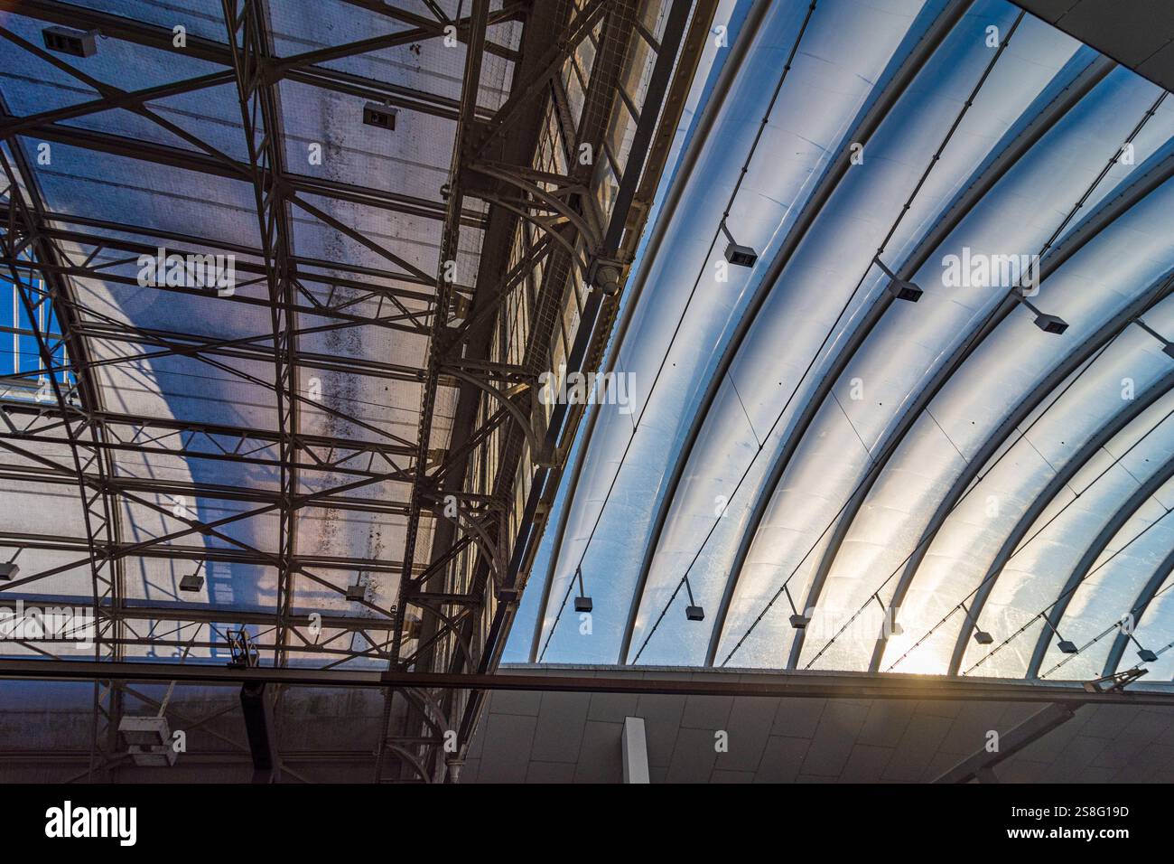 Salzburg: Altes und neues Dach des Bahnhofs Salzburg Hauptbahnhof in Flachgau, Salzburg, Österreich Stockfoto