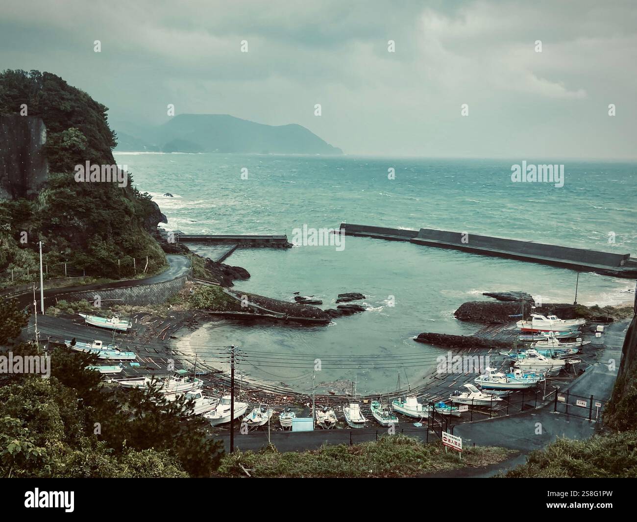 Kleine japanische Bucht mit andockbaren Fischerbooten - Smartphone-aufgenommenes Stockfoto