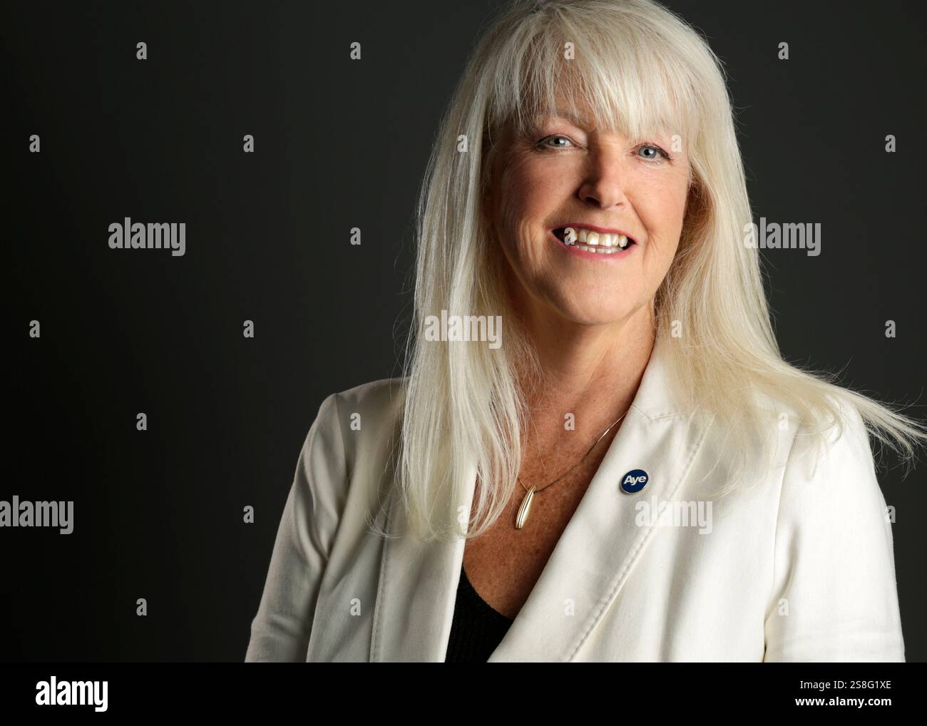Professionelles zeitgenössisches Porträt von Lesley Riddoch auf dunklem Hintergrund Stockfoto