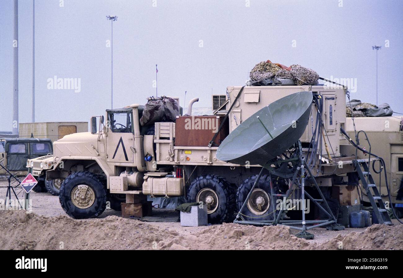 Erster Golfkrieg: 23. März 1991 Satellitenkommunikationsaufbau der US-Armee mit einem 6x6-Lastwagen M939 neben dem Highway 8, wo er den Highway 1 bei Safwan im südlichen Irak überquert. Es war nur wenige Kilometer vom Flugplatz entfernt, wo der Waffenstillstand unterzeichnet wurde, um die Operation Desert Storm offiziell auszusetzen. Stockfoto