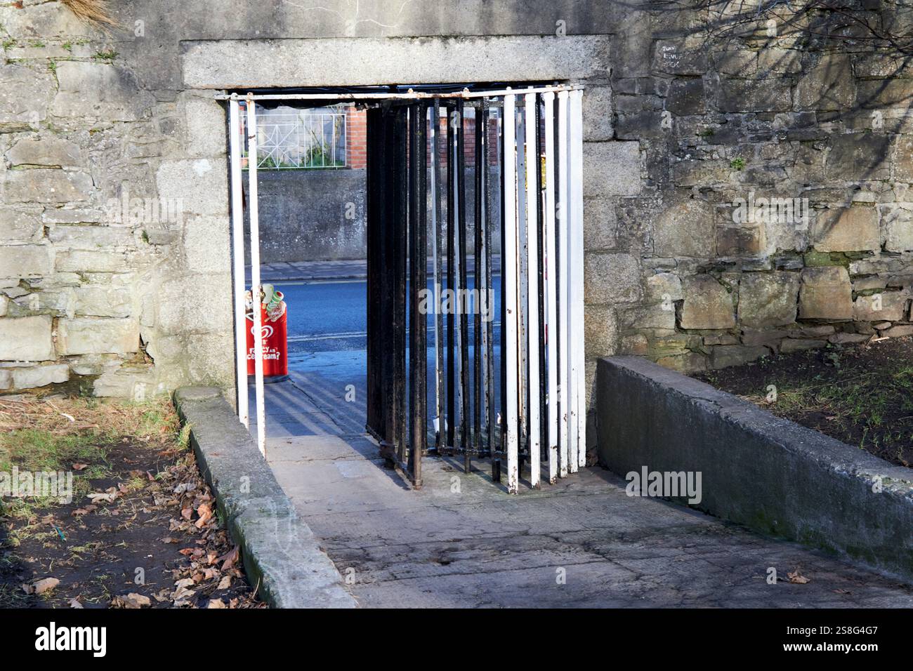 Drehbares Fußgängertor in der Mauer des phoenix Parks dublin republik irland Stockfoto