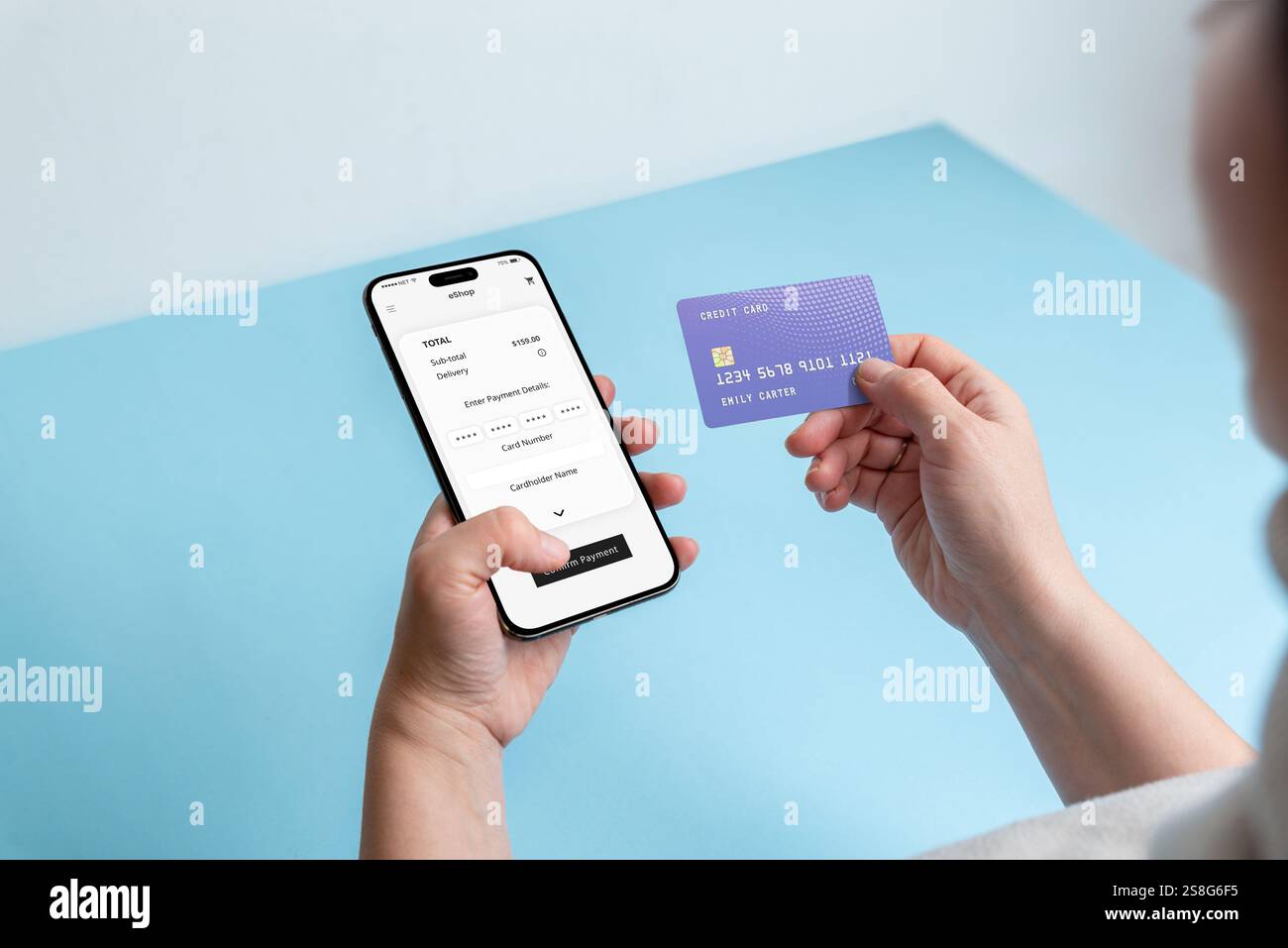 Junge Frau, die Kreditkartendaten auf einem Smartphone für den Online-Einkauf eingibt und das Konzept digitaler und sicherer E-Commerce-Transaktionen veranschaulicht Stockfoto