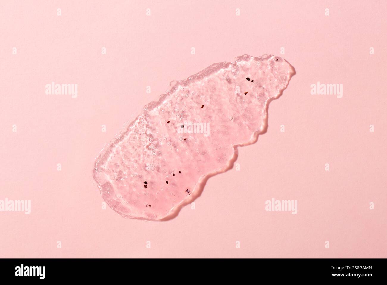 Abstriche von Körperpeeling auf hellrosa Hintergrund, Draufsicht Stockfoto