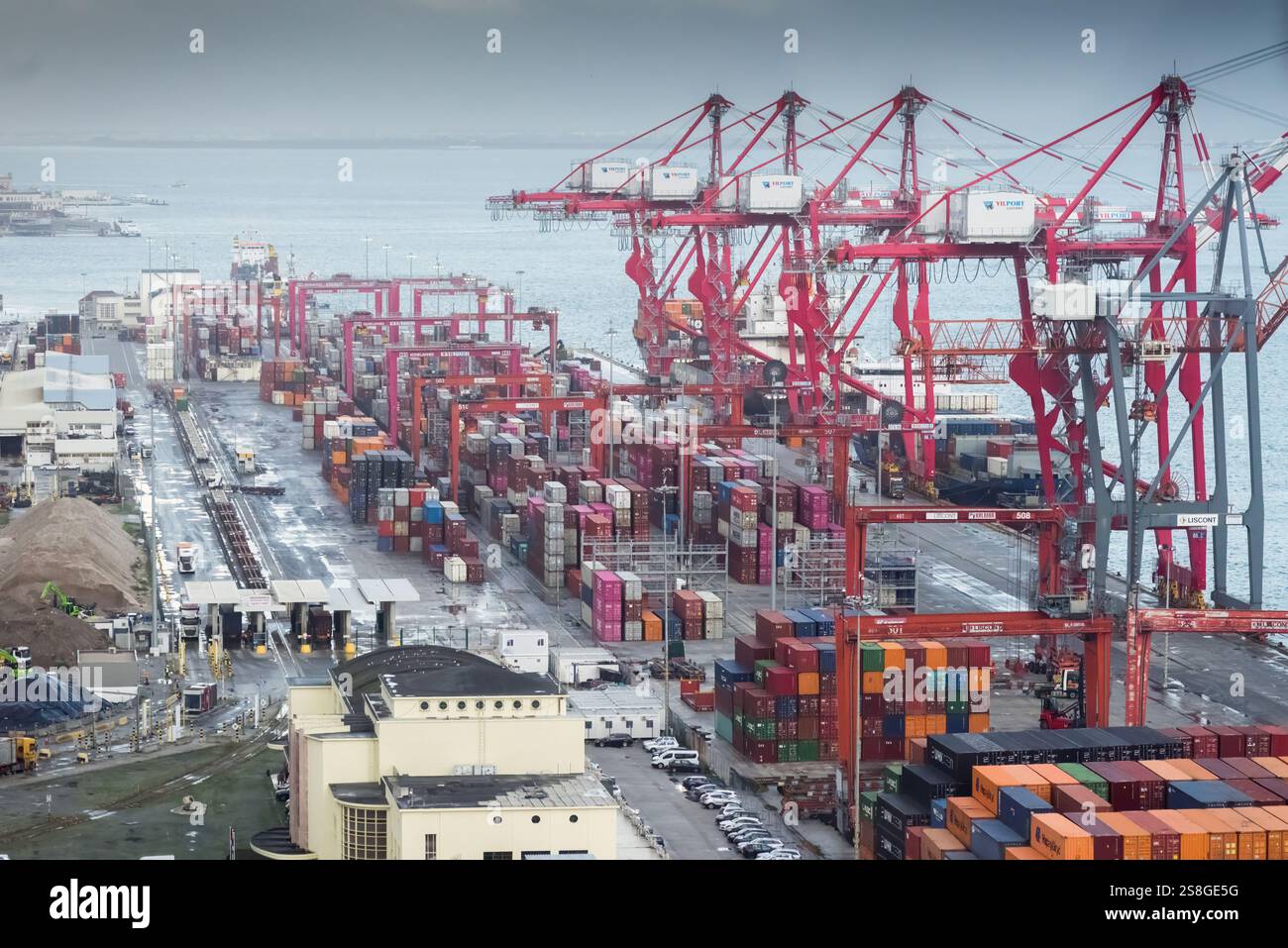Containerfracht im Hafen von Alcantara in Lissabon bei bewölktem Wetter. Stockfoto