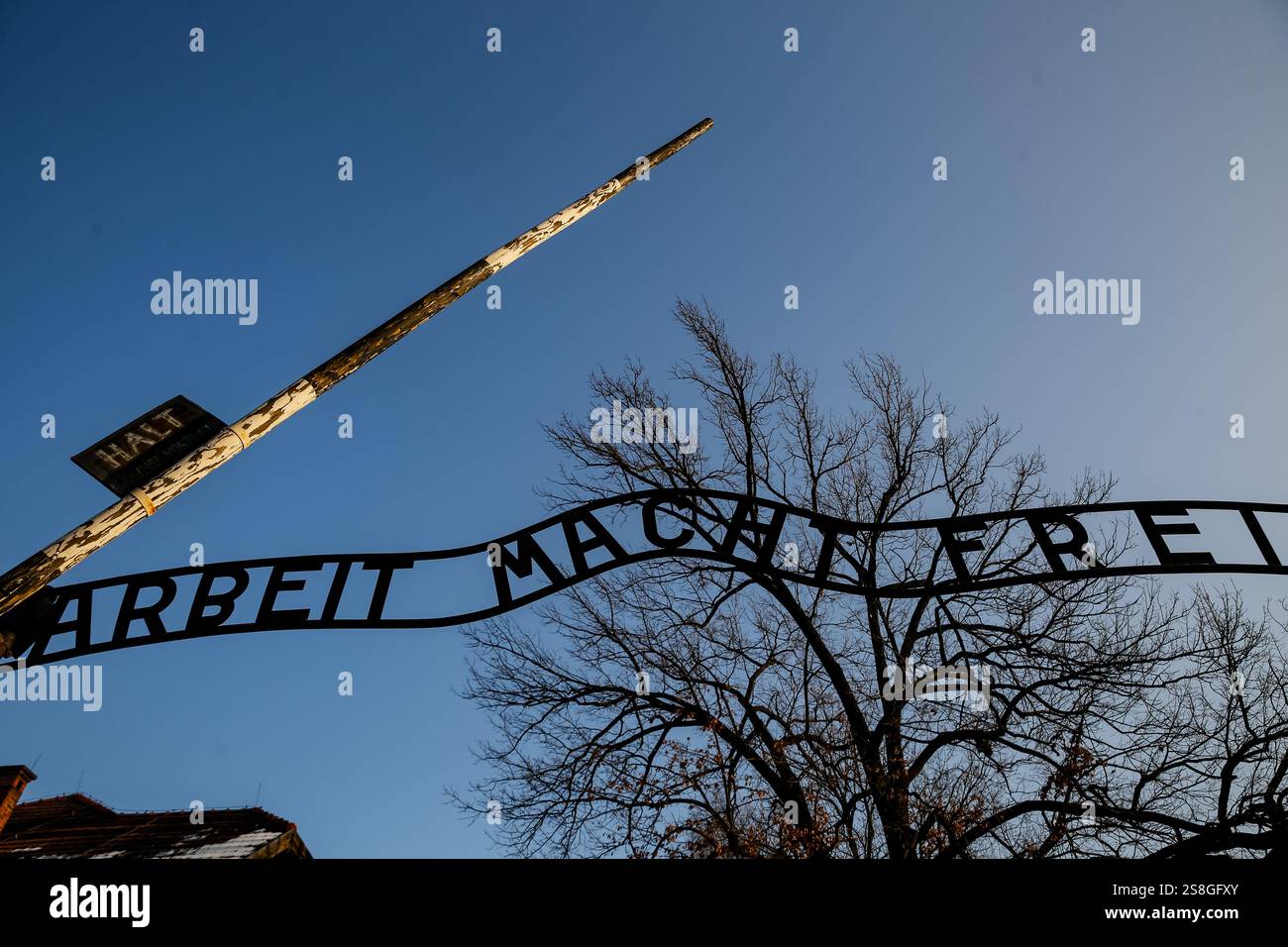 Oswiecim, Polen, am 22. Januar 2025. Das berühmte Schild „Arbait Macht Frai“ (Arbeit macht dich frei) des Konzentrationslagers Auschwitz/Birkenau Tage vor dem 80. Jahrestag der Befreiung des Konzentrations- und Vernichtungslagers Auschwitz am 27. Januar 2025. Quelle: Dominika Zarzycka/Alamy Live News. Stockfoto