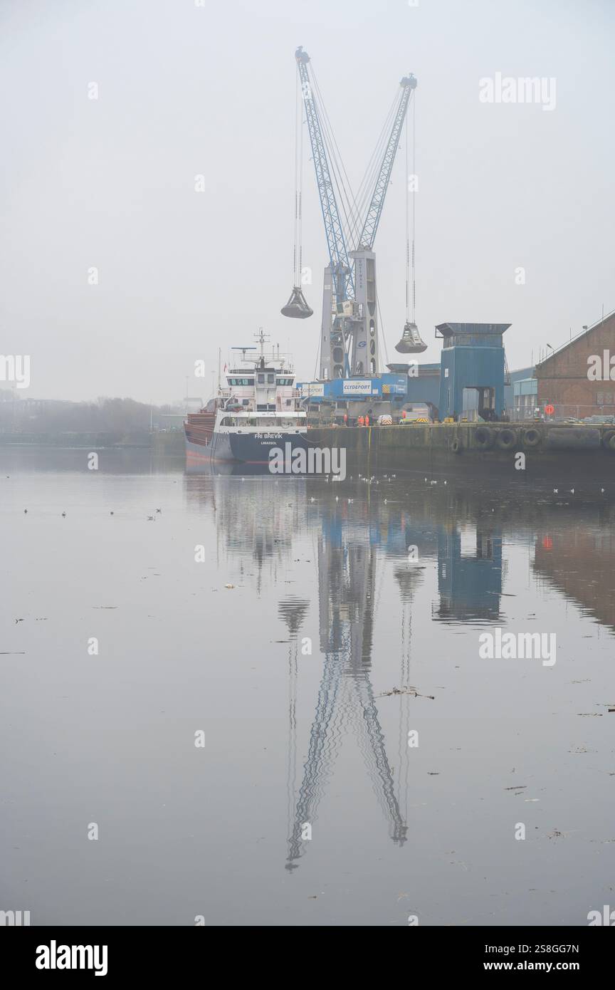 Dockside-Kranentladung vom Frachtschiff Fri Brevik an einem nebeligen King George V Dock, Glasgow, Schottland, Großbritannien, Europa Stockfoto