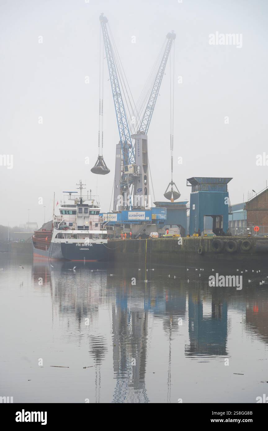 Dockside-Kranentladung vom Frachtschiff Fri Brevik an einem nebeligen King George V Dock, Glasgow, Schottland, Großbritannien, Europa Stockfoto
