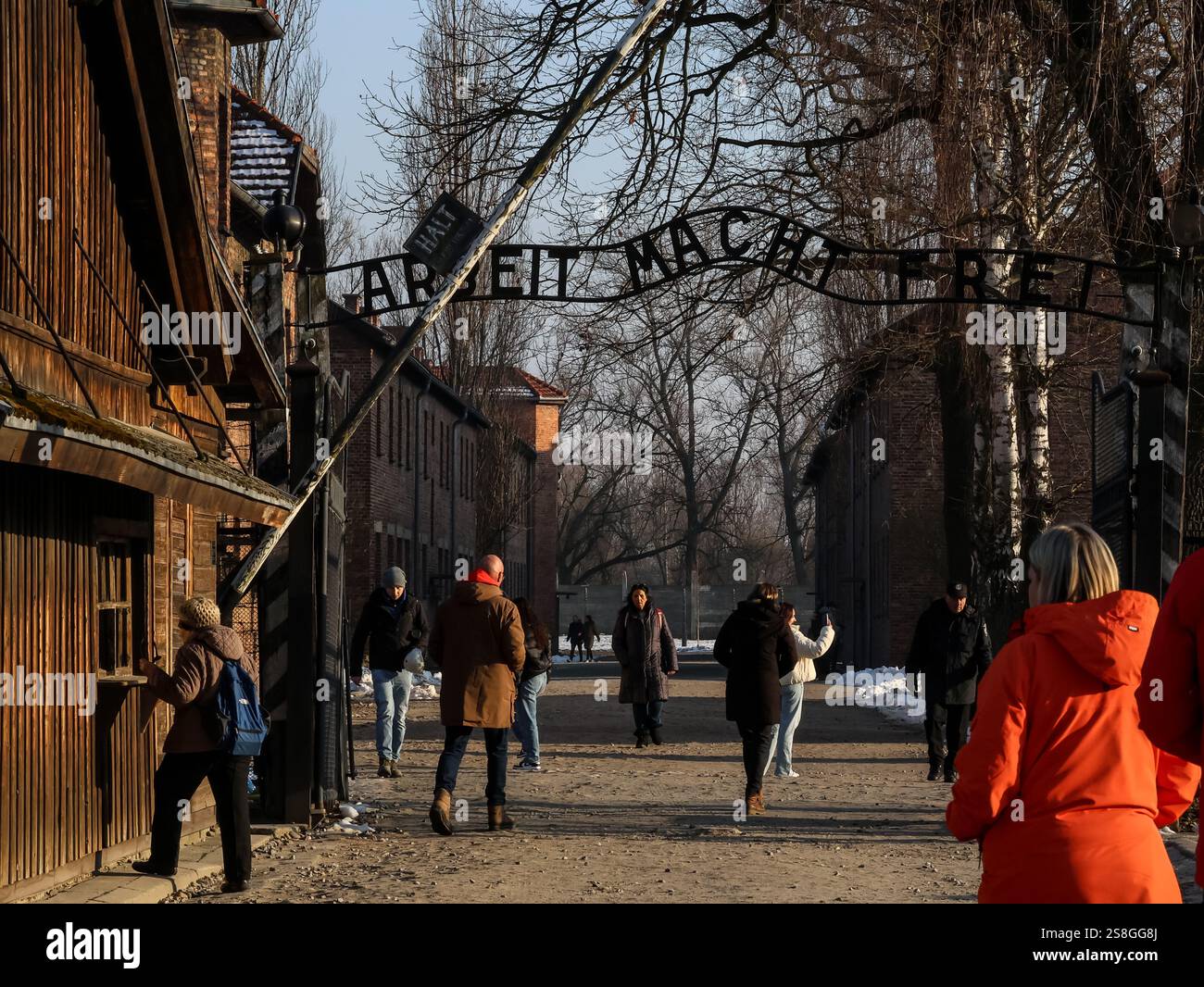 Oswiecim, Polen, am 22. Januar 2025. Besucher gehen am Haupttor vorbei mit dem berühmten Schild „Arbait Macht Frai“ (Arbeit macht Sie frei) des Konzentrationslagers Auschwitz/Birkenau Tage vor dem 80. Jahrestag der Befreiung des Konzentrations- und Vernichtungslagers Auschwitz am 27. Januar 2025. Quelle: Dominika Zarzycka/Alamy Live News. Stockfoto