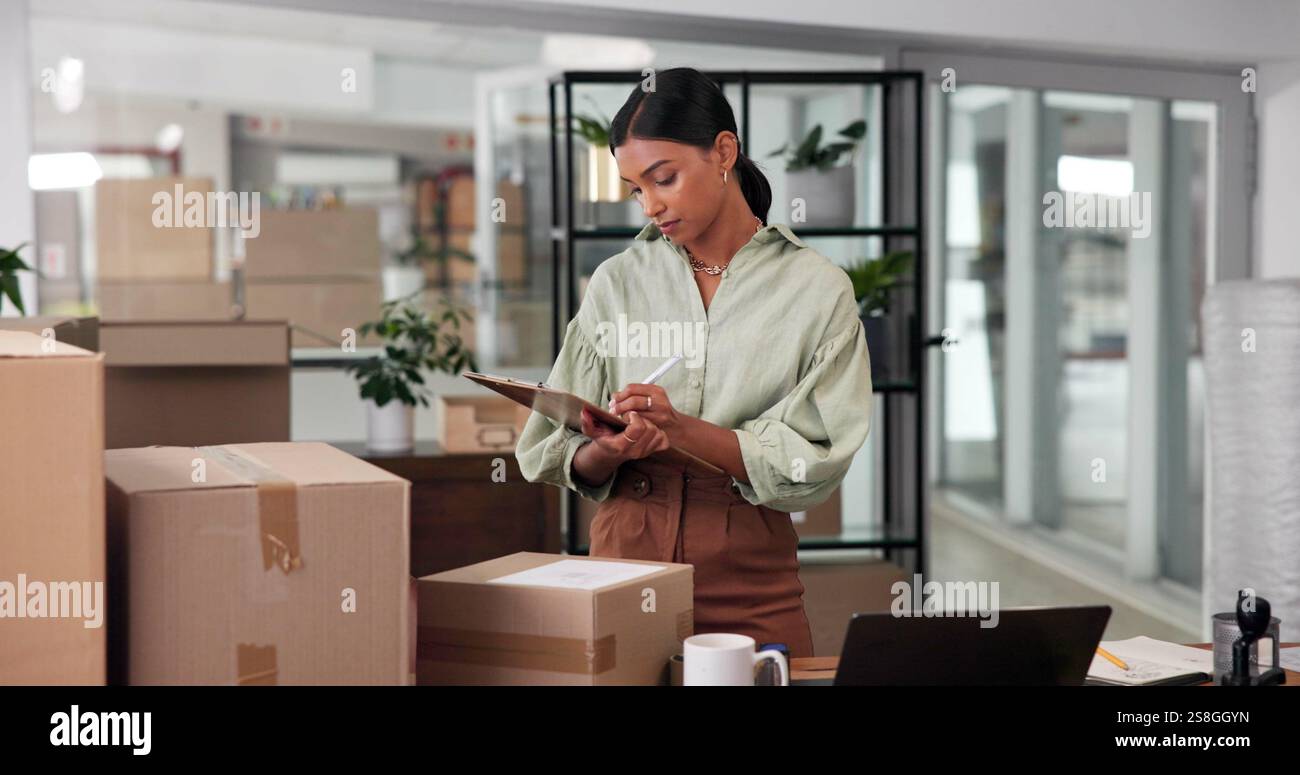 Checkliste, Versand und Lieferant mit Geschäftsfrau im Büro für Kurierzustellung, Logistikplan und Bestandsaktualisierung. Qualitätskontrolle Stockfoto