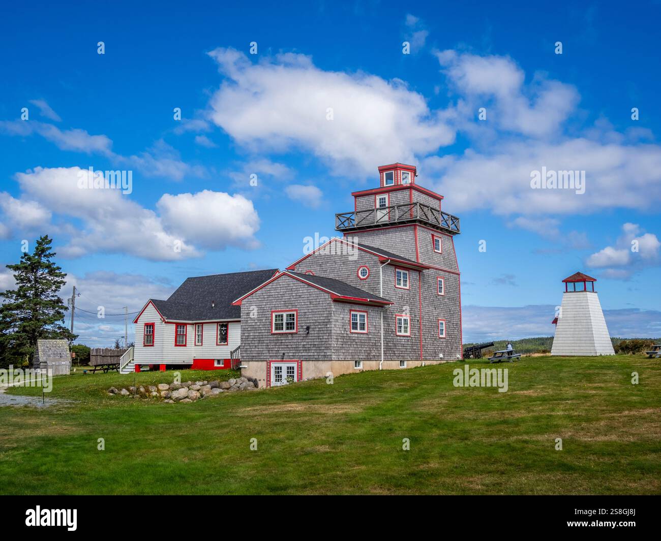 Das Fort Point Lighthouse and Museum ist eine National Historic Site am Atlantischen Ozean an der Mündung des LaHave River an der Südküste von Nova SCO Stockfoto
