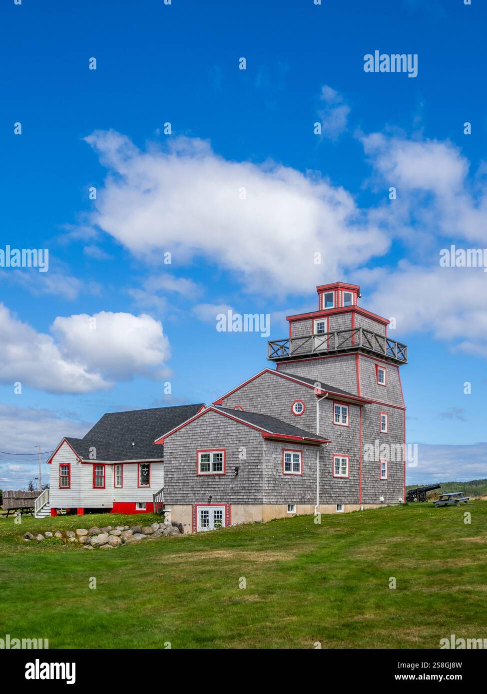 Das Fort Point Lighthouse and Museum ist eine National Historic Site am Atlantischen Ozean an der Mündung des LaHave River an der Südküste von Nova SCO Stockfoto