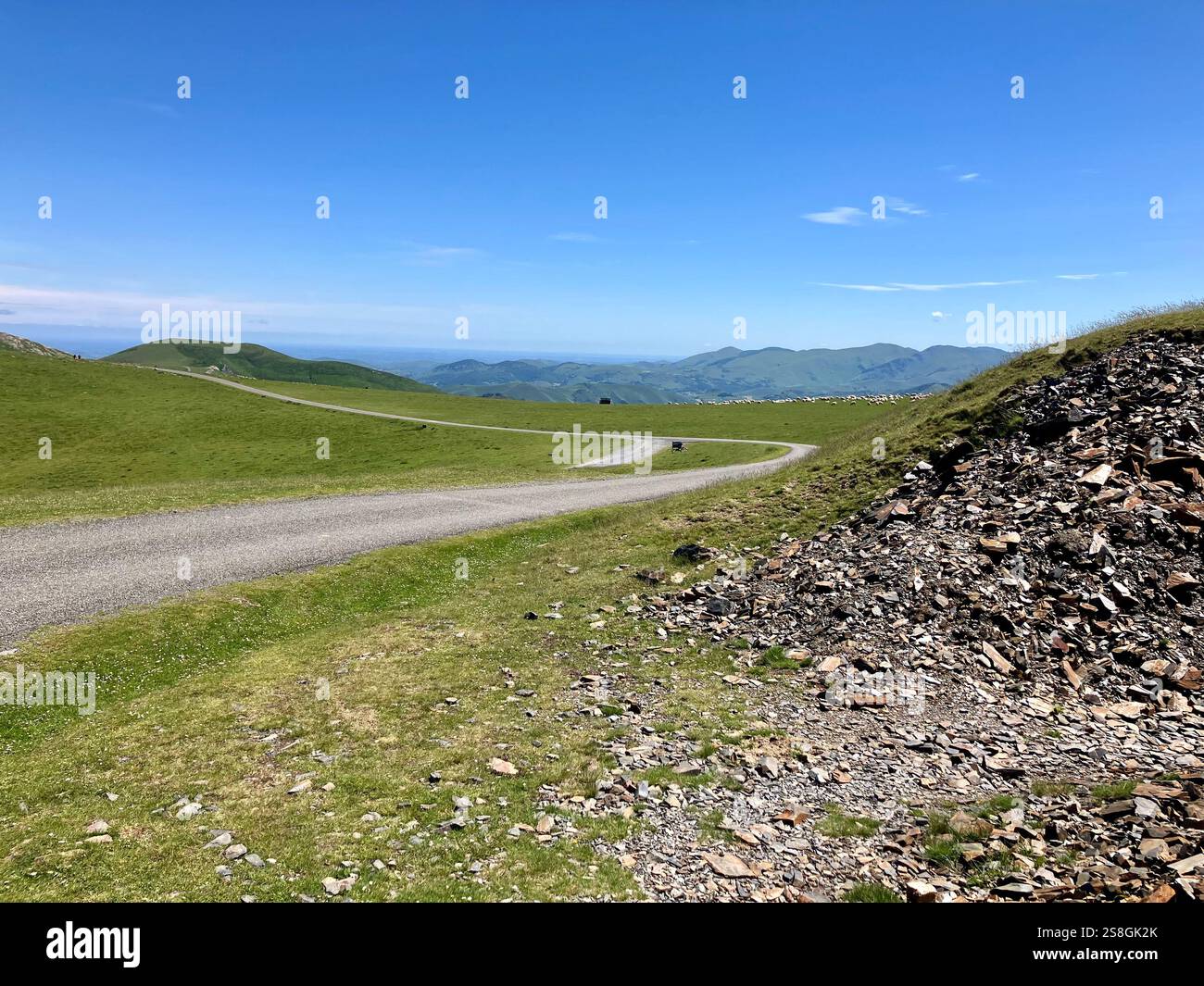 Rückblick auf die Straße über den Berg: Die Pyrenäen, Aquitanien, Frankreich - Smartphone-aufgenommenes Stockfoto